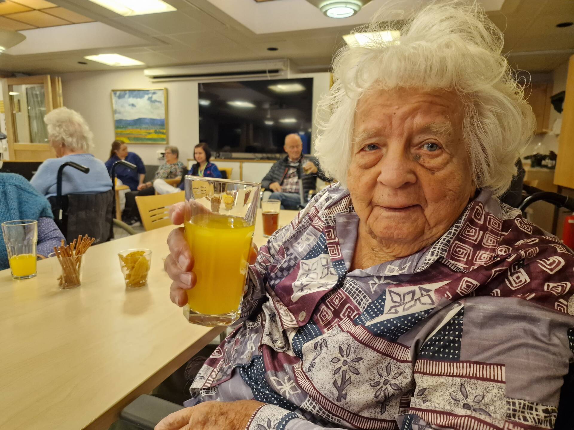 KOSTE SEG: Solveig Syversen (104) skålte med brus under pubaften ved Åsnes sykehjem.
