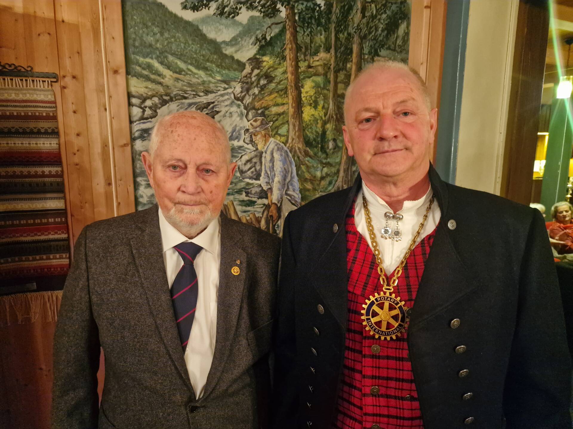 LANG FARTSTID: Leif Krogstie (til venstre) har vært medlem i Flisa Rotary i 55 år. Agnar Kvesetmoen er president i jubileumsåret.