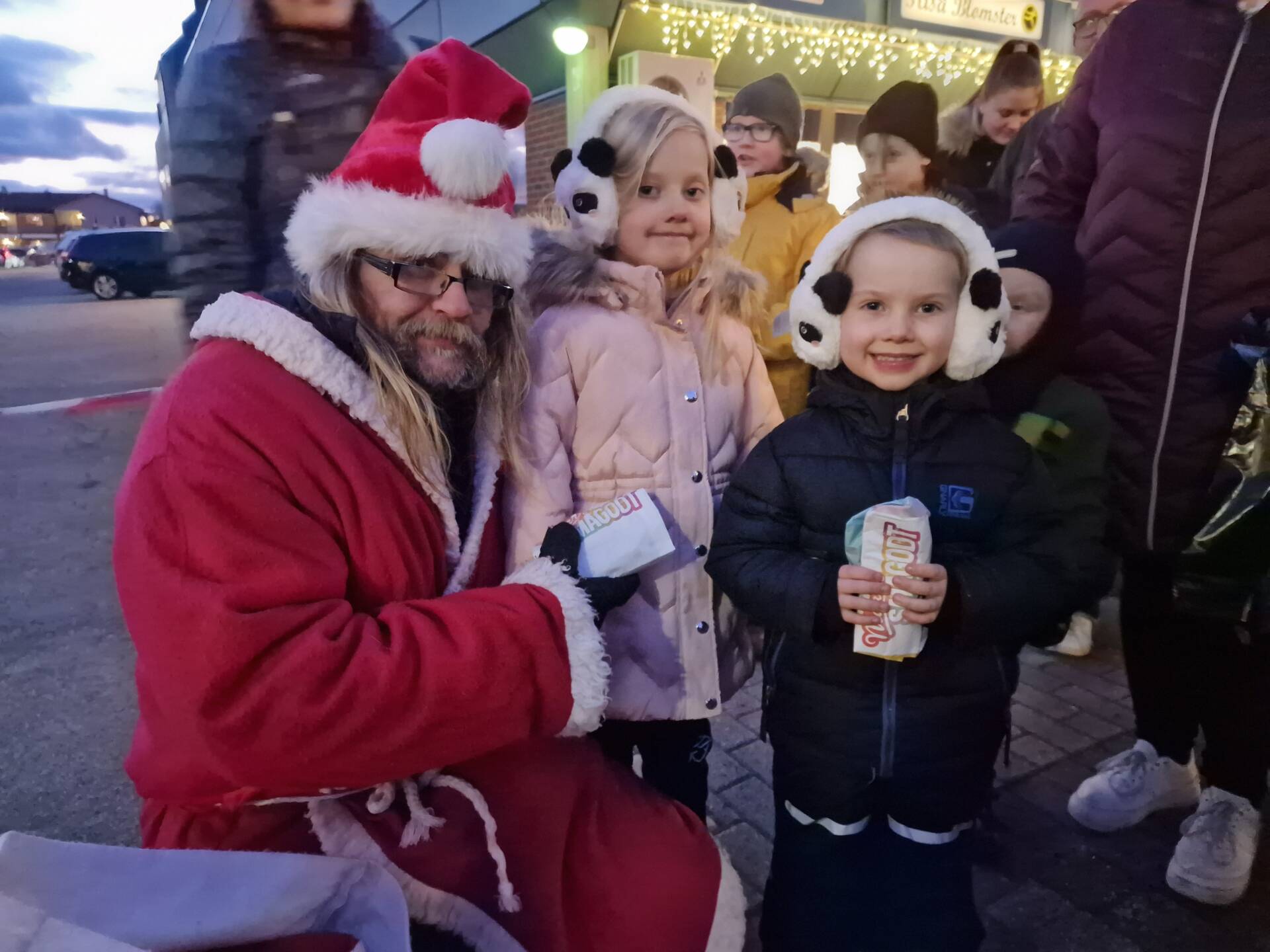 FIKK PAKKE: Linnea Tangstad Barbakken (7) og Alfred Tangstad Barbakken (5) var blant de mange som sto i kø for å få pakke av nissen.