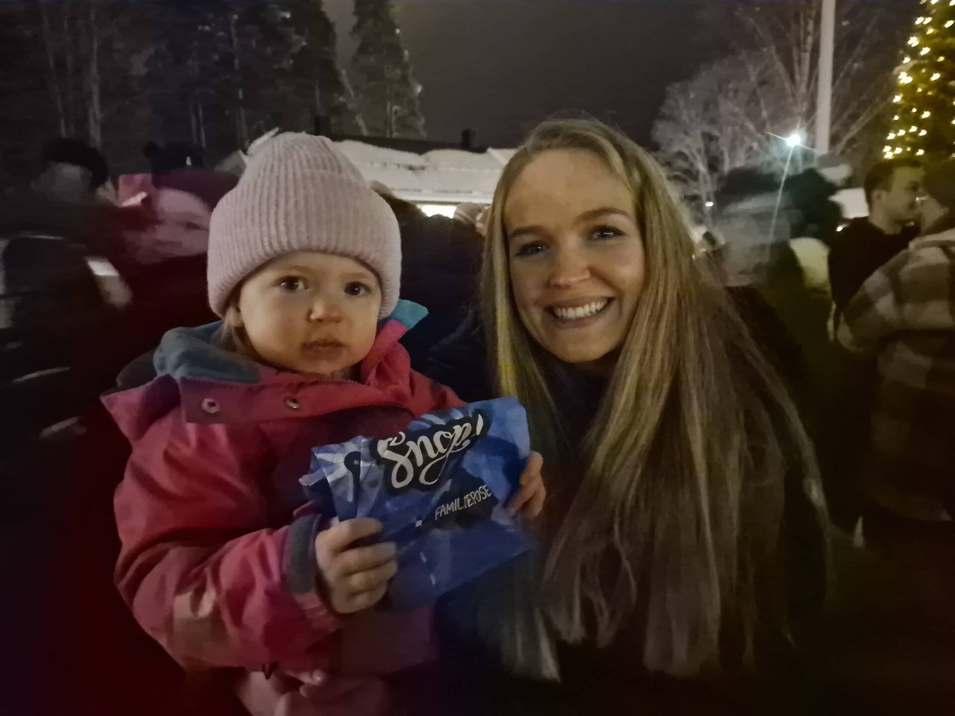 FIKK PAKKE: Hanna Magnor Edvardsen var på plass, og fikk pakke av Blåengsnissen. Her sammen med mor, Ann-Jeanette Magnor.