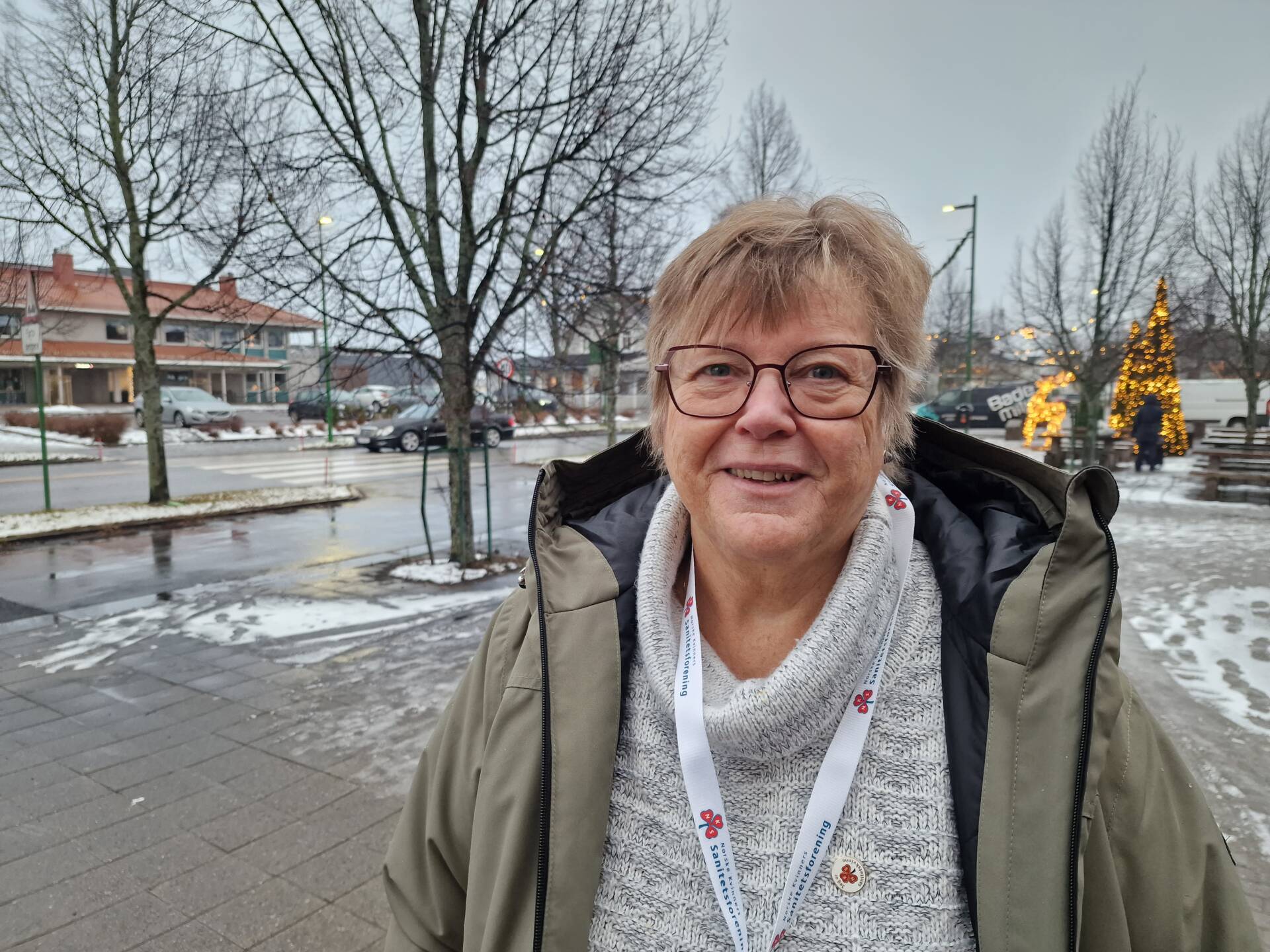 TRENGER HJELP: Anne Grethe Stræte i Åsnes Sanitetsforening ber nå unge menn om å rydde klesskapene sine, og gi det de ikke har behov for selv til flyktningene på Hovelsåsen.