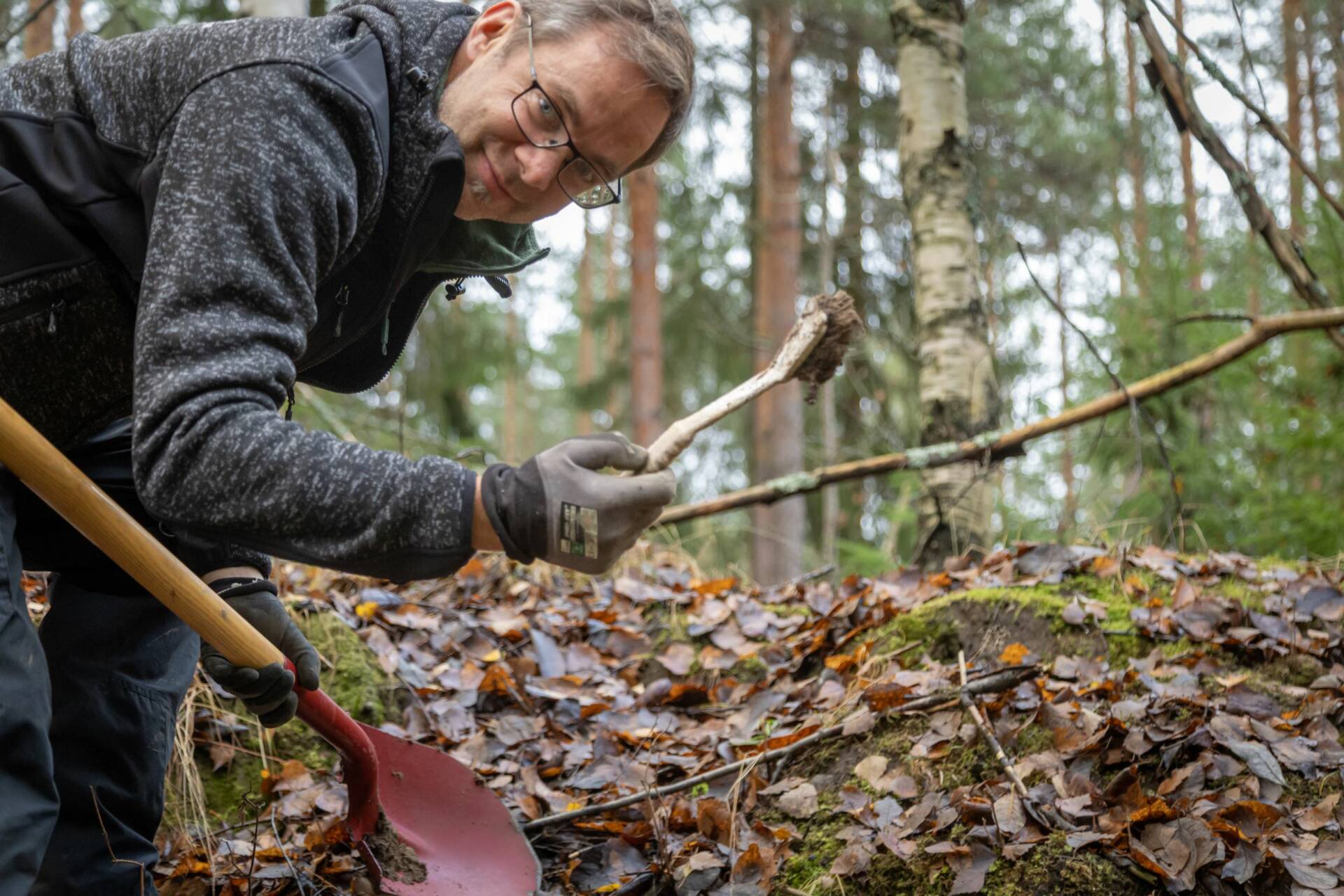 PLAST SOM RESSURS: Gustav Vaaje Kolstad bruker tannbørster og oppvaskbørster som ble kastet for femti år siden, til å finne ut hvordan brukt plast kan bli ressurs i stedet for søppel. Foto: Tommy Normann/NMBU.