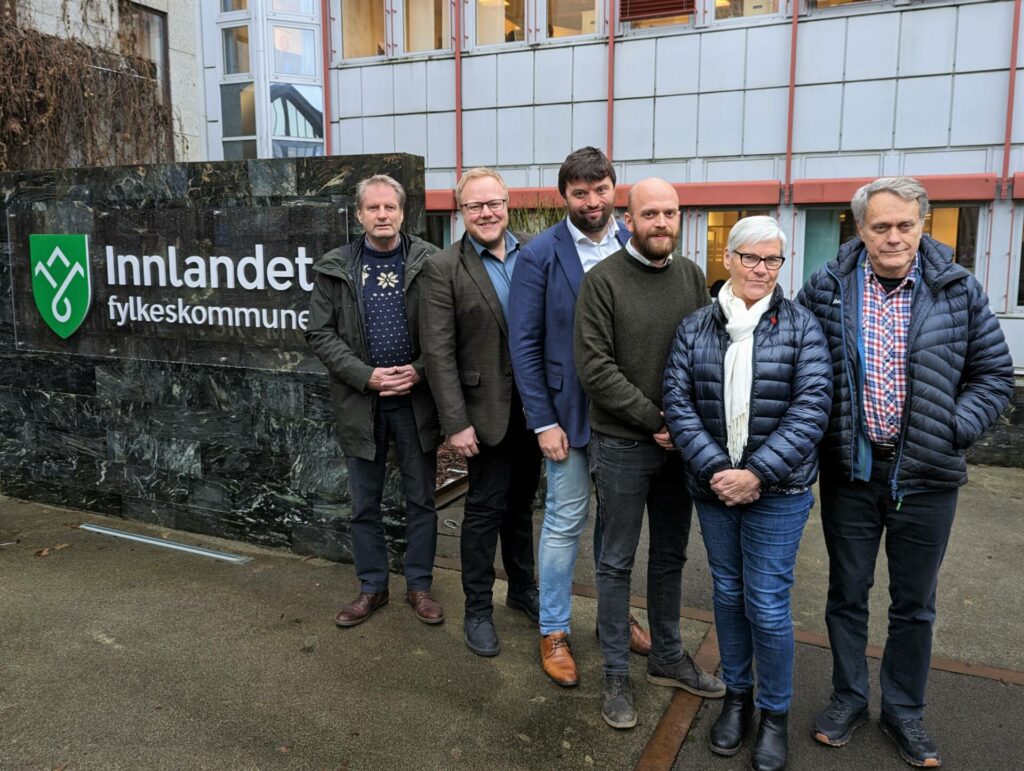 ENIGE OM BUDSJETT: Blant annet er pengene til Teater i Glåmdal sikret. Fra venstre Erik Ringnes (V), Bjørnar Tollan Jordet (SV), Hans Kristian Enge (Ap), Johannes Christian Wahl Gran (MDG), Jytte Sonne (Krf), Helge Thomassen (PP).