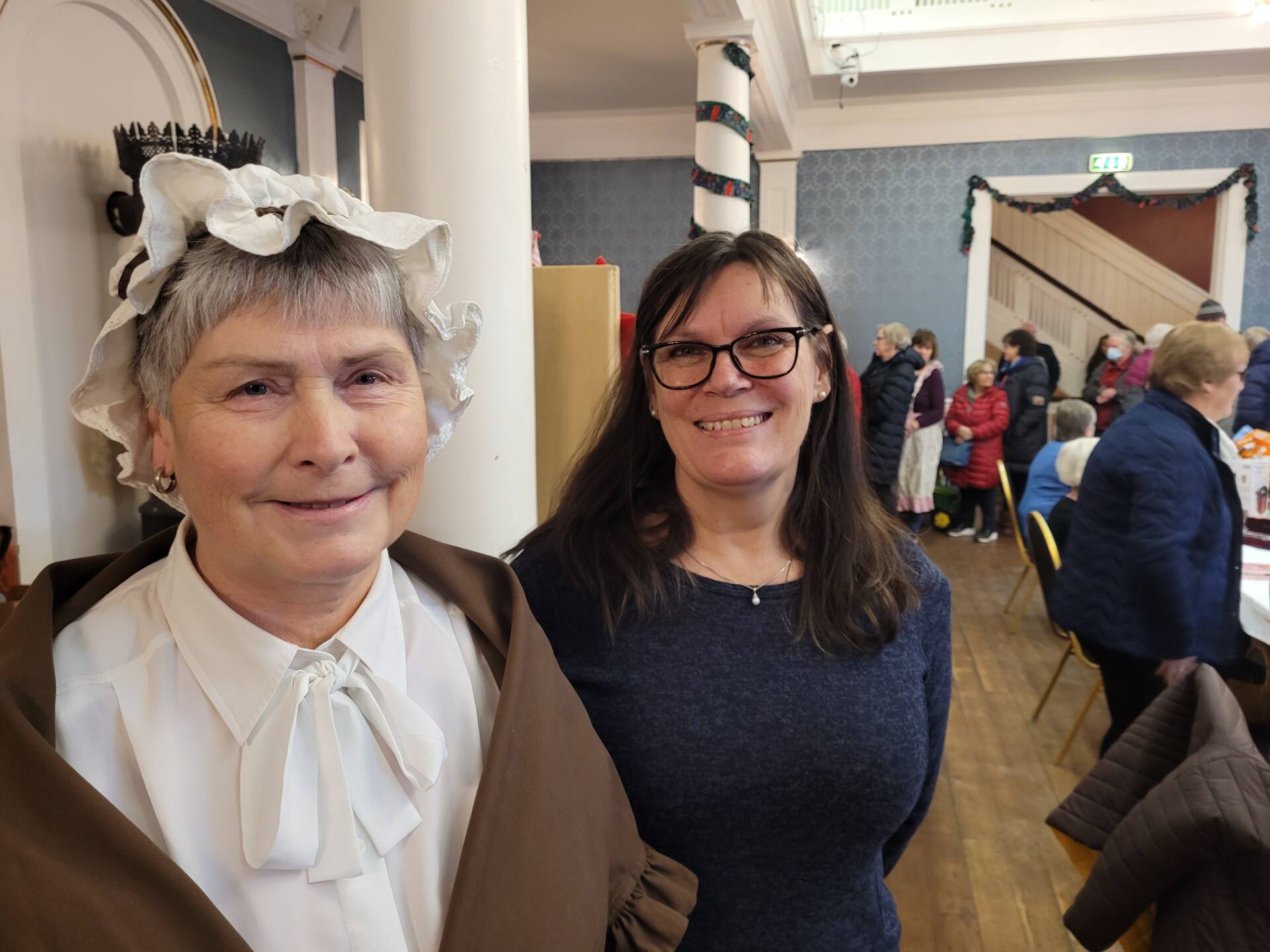FOR 42. GANG: Eva Risberg (til venstre) og Rannveig Østertun Homlong sørget for åpningen av fjorårets julemesse. Risberg er leder i Kirkens Julemesse mens Østertun Homlong var leder i menighetsrådet da.