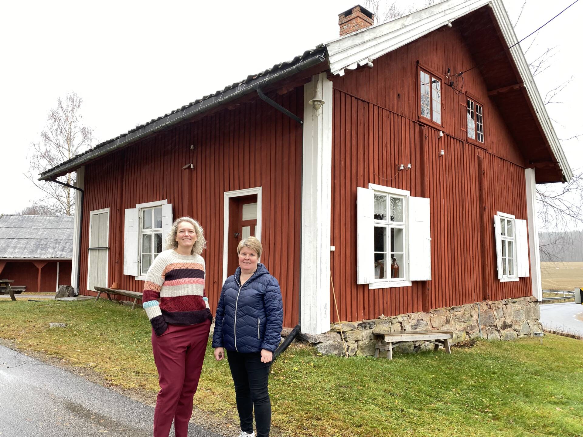 GLEDER SEG TIL MARKED: Kari Håkonsen (til venstre) og Maryan Hansen Solberg er klare for årets julemarked, og gleder seg til å fylle Tjuras gater med julestemning! Foto: Herman Larsen