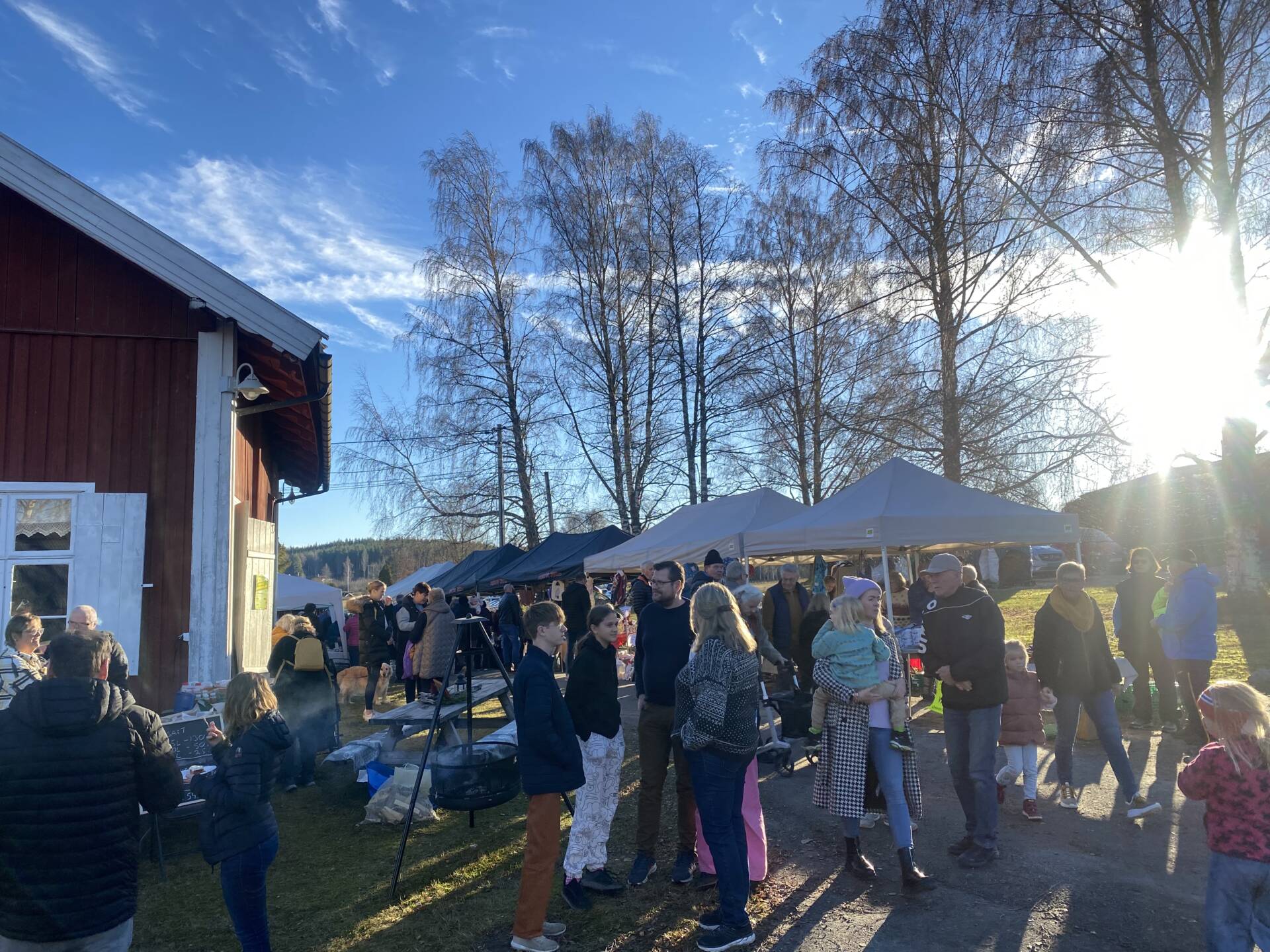 STORE FOLKEMENGDER: God stemning og mye folk var å se i gatene på Tjuratorget lørdag. Foto: Herman Larsen