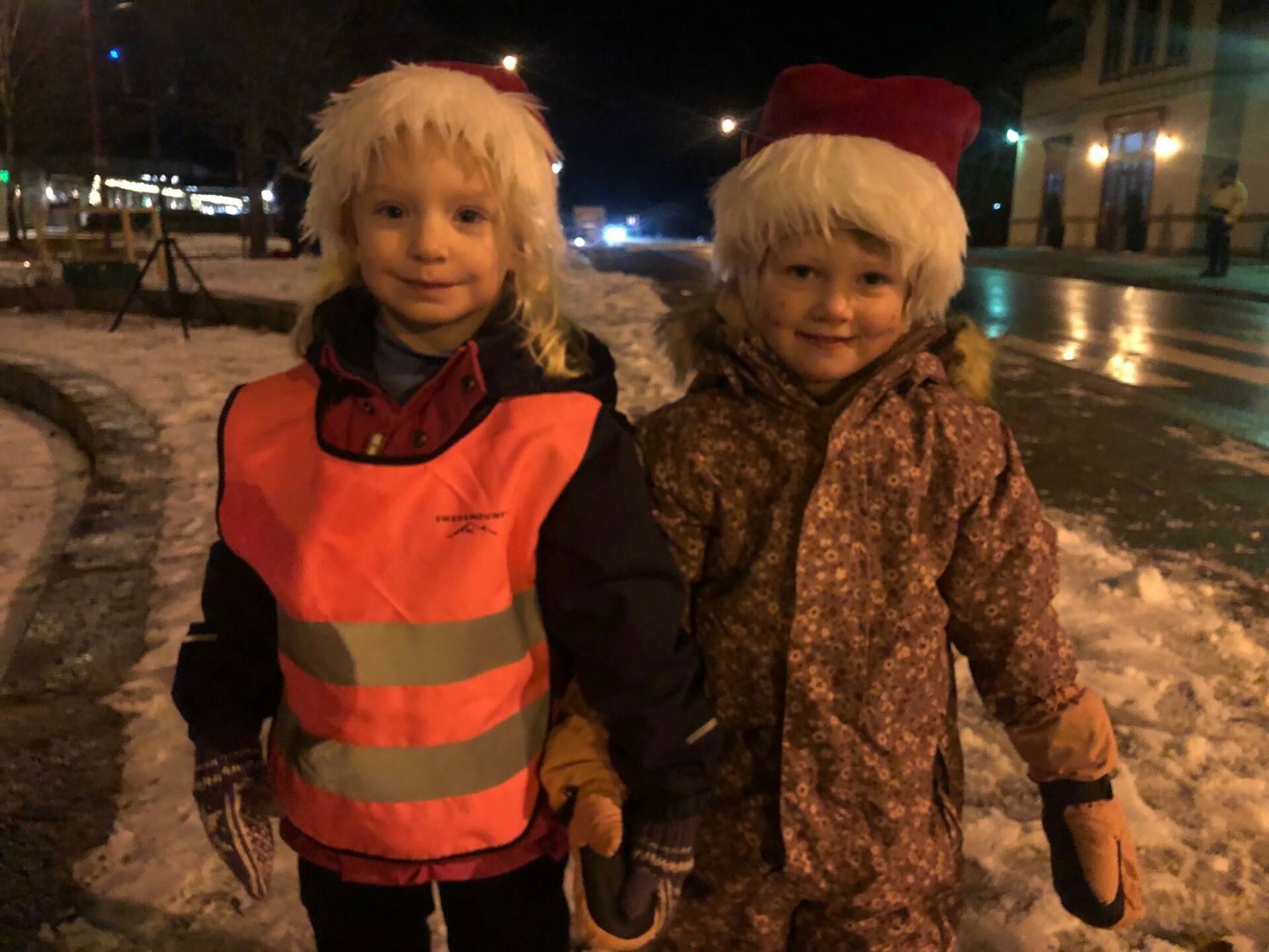 EN FIN ETTERMIDDAG: Madeleine Solberg Brandett (5) og Hedda Dammen Gundersen (4) koste seg under julegateåpningen Fredag. Foto: Adele Dragsnes