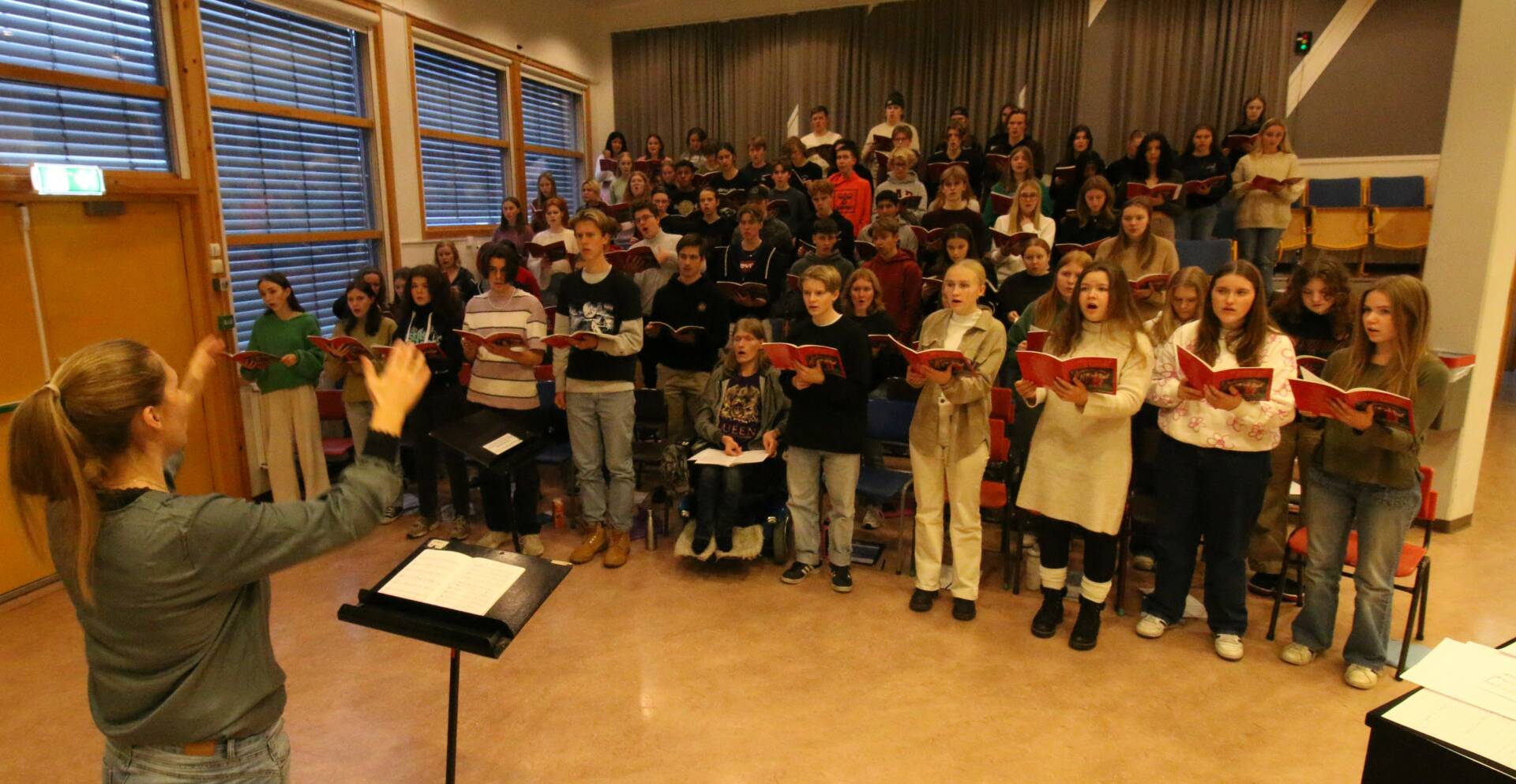 KOMMER TIL VÅLER: For å finne kontrastene mellom ny og gammel kirke velger elevene ved Stange videregående skole å ta turen til Våler kirke lørdag kveld. Foto: Dan Cato Røe, Stangeavisa.