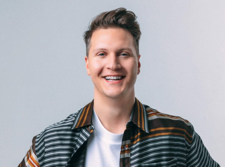 NESTEN HJEMME: Tom Stræte Lagergern, alias Matoma, kommer til Elvebris sommeren 2023. Bare 38 minutter fra barndomshjemmet på Flisa blir han headliner for festivalen. Pressebilde.