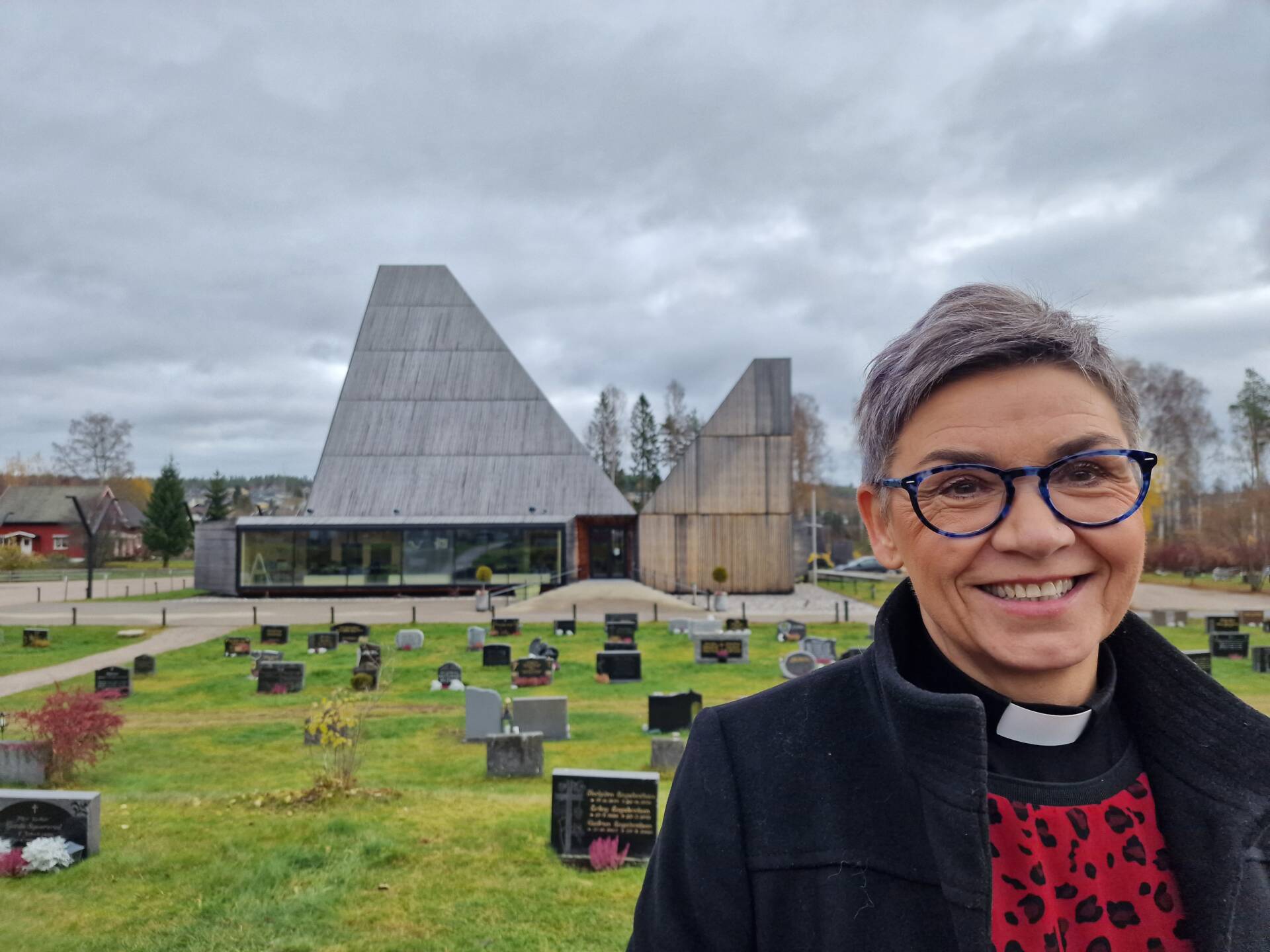 GODT I GANG: For én måned siden ble Jona Lovisa Jonsdottir innsatt som ny sokneprest i Våler. Allerede har hun rukket å ha gudstjenester i alle tre kirkebyggene. Her utenfor Våler nye kirke.