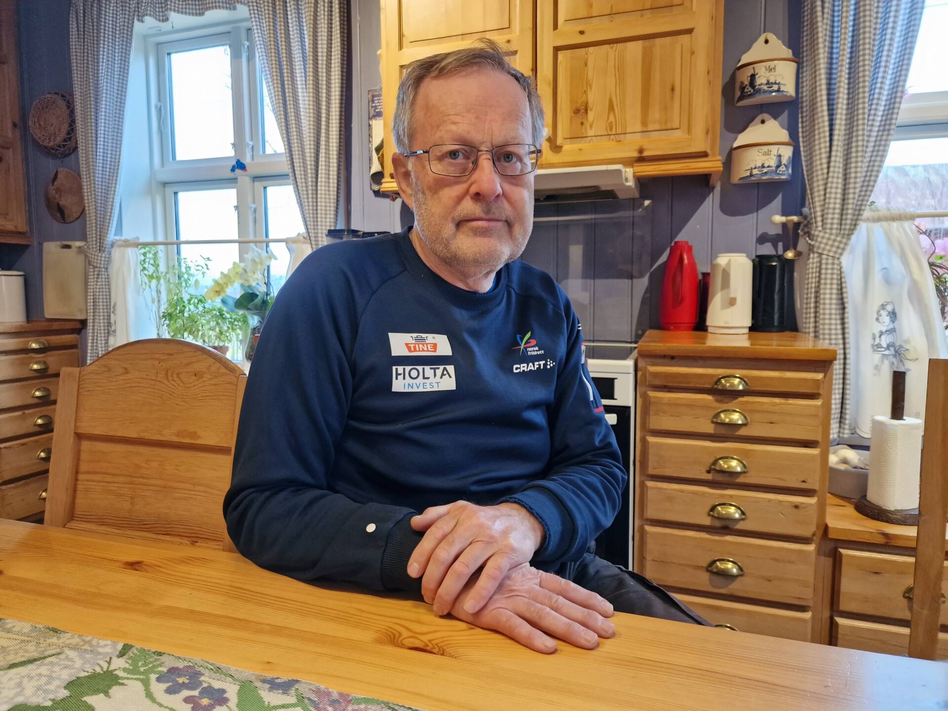 VALGTE RETT KURS: Etter endt utdannelse ved Universitetet i Oslo fikk Asgeir Rustad (67) sin første jobb i Nes kommune. Siden har han jobbet i kommunal forvaltning.