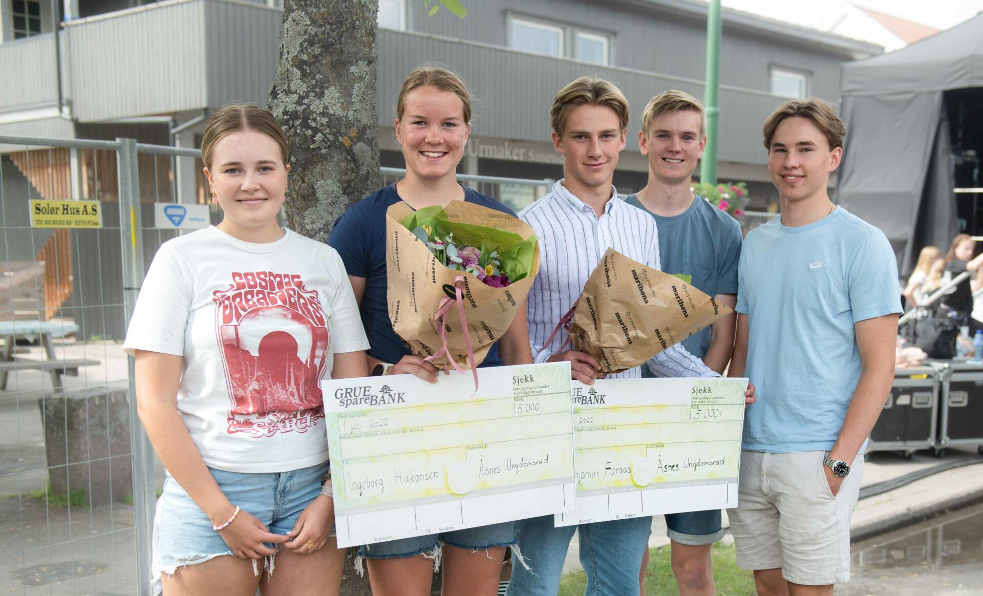 BLE HEDRET I SOMMER: Stipendvinnerne Ingeborg Håkonsen og Benjamin Faraas flankert av Ovidia Sørlie (fra venstre), leder i Ungdomsrådet Magnus Bue og Torjus Skogheim (også ungdomsrådet). Foto: Svein Sjølli.