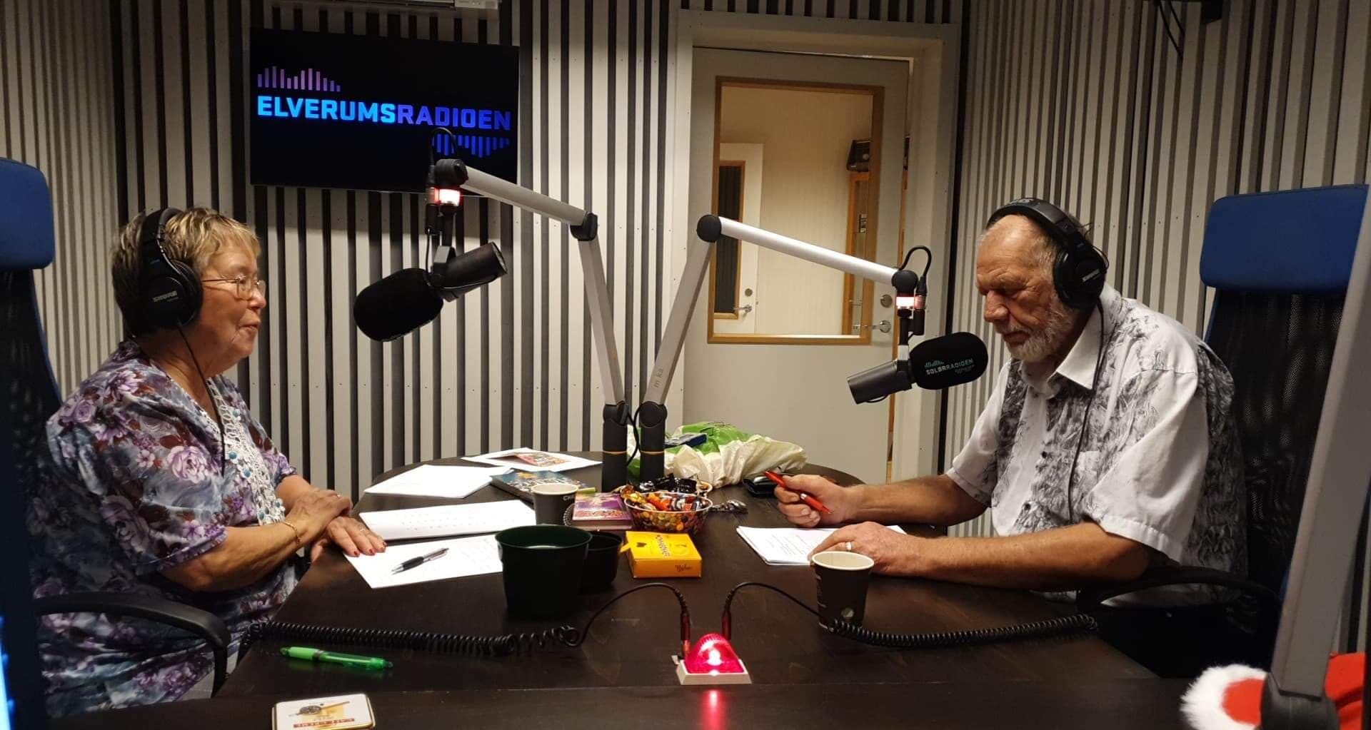 RINGREVER: Turid og Bjørn Klundsæter har vært med i radioen siden kanalen het Solungen Bygderadio. På selveste julaften har de nattsending fra klokka 22.00 til 02.00.