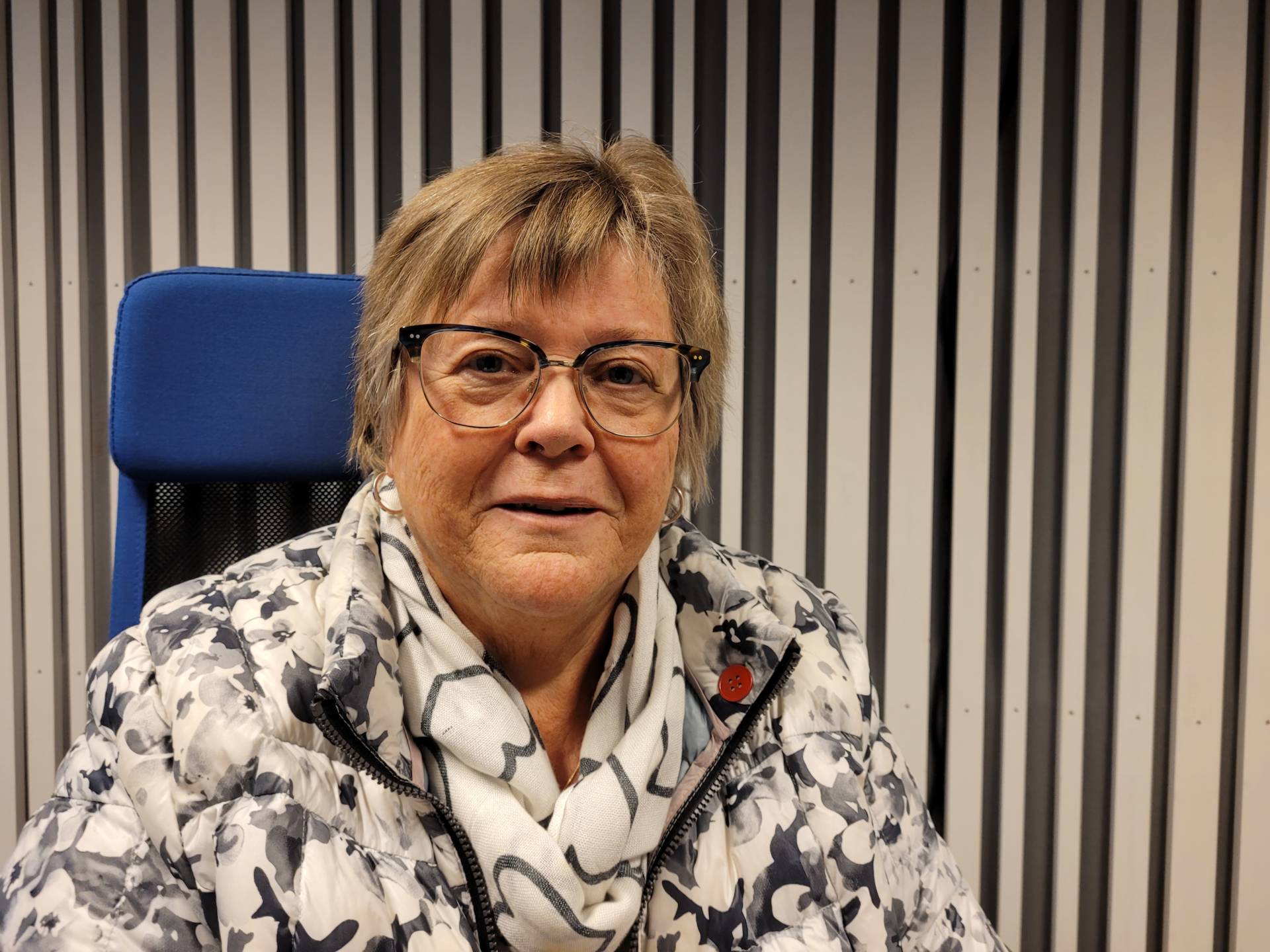 HAR FÅTT INN MYE: Det meste av vinterklær er på plass for flyktningene på Hovelsåsen nå. Anne Grethe Stræte i Åsnes Sanitetsforening forteller om stor giverglede i Solør.