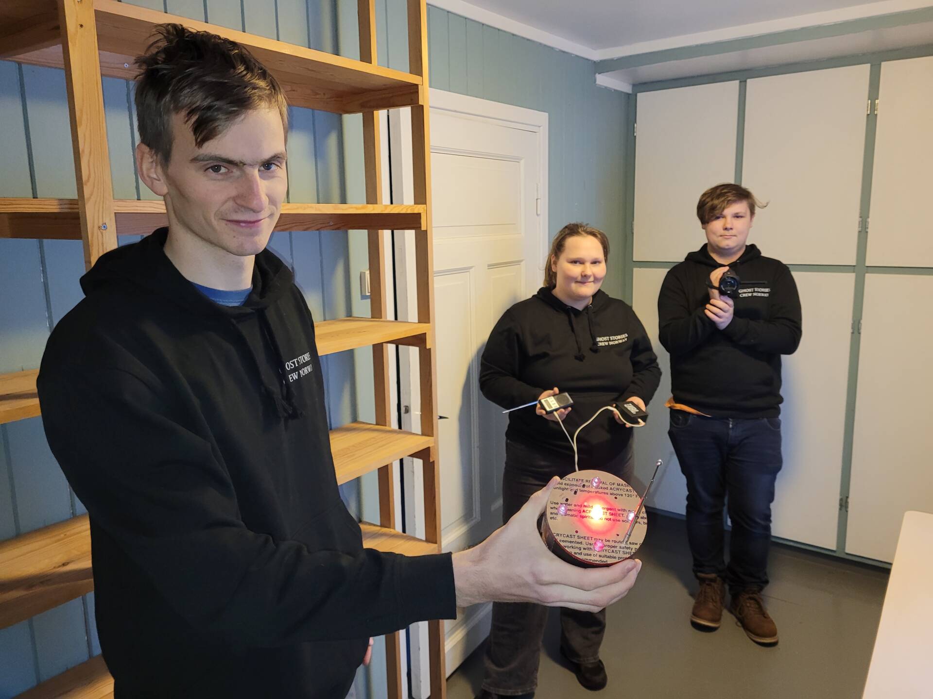 PÅ SPØKELSESJAKT: Tidligere i år var vi med Ghost Stories Crew Norway på Finnskogen. Per Magnus Midtli (til venstre). Ine Husebæk og Leif Martin Husebæk er nå aktuelle med podkasten «Det uforklarlige». Med er også Ronny Vålbekken.