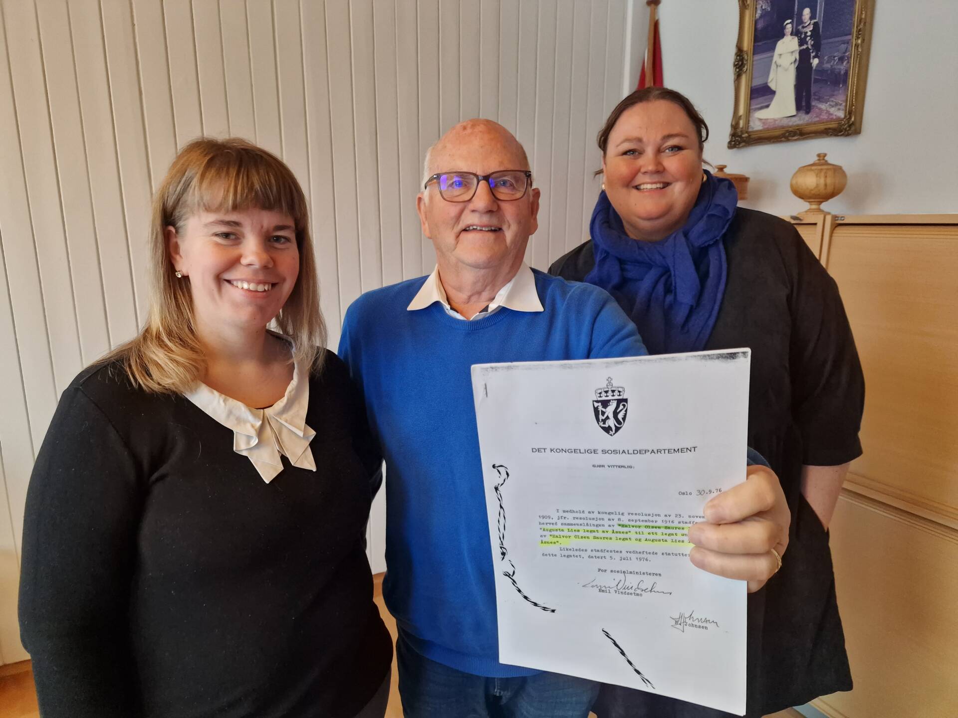 GIR PENGER: Halvor Olsen Saures og Augusta Lies legat av Åsnes tildeler 30.000 kroner til Frelsesarmeen. Fra legatstyret ser vi Ida Marie Bredvold (til venstre), Olav Nordermoen og Kari Heggelund.