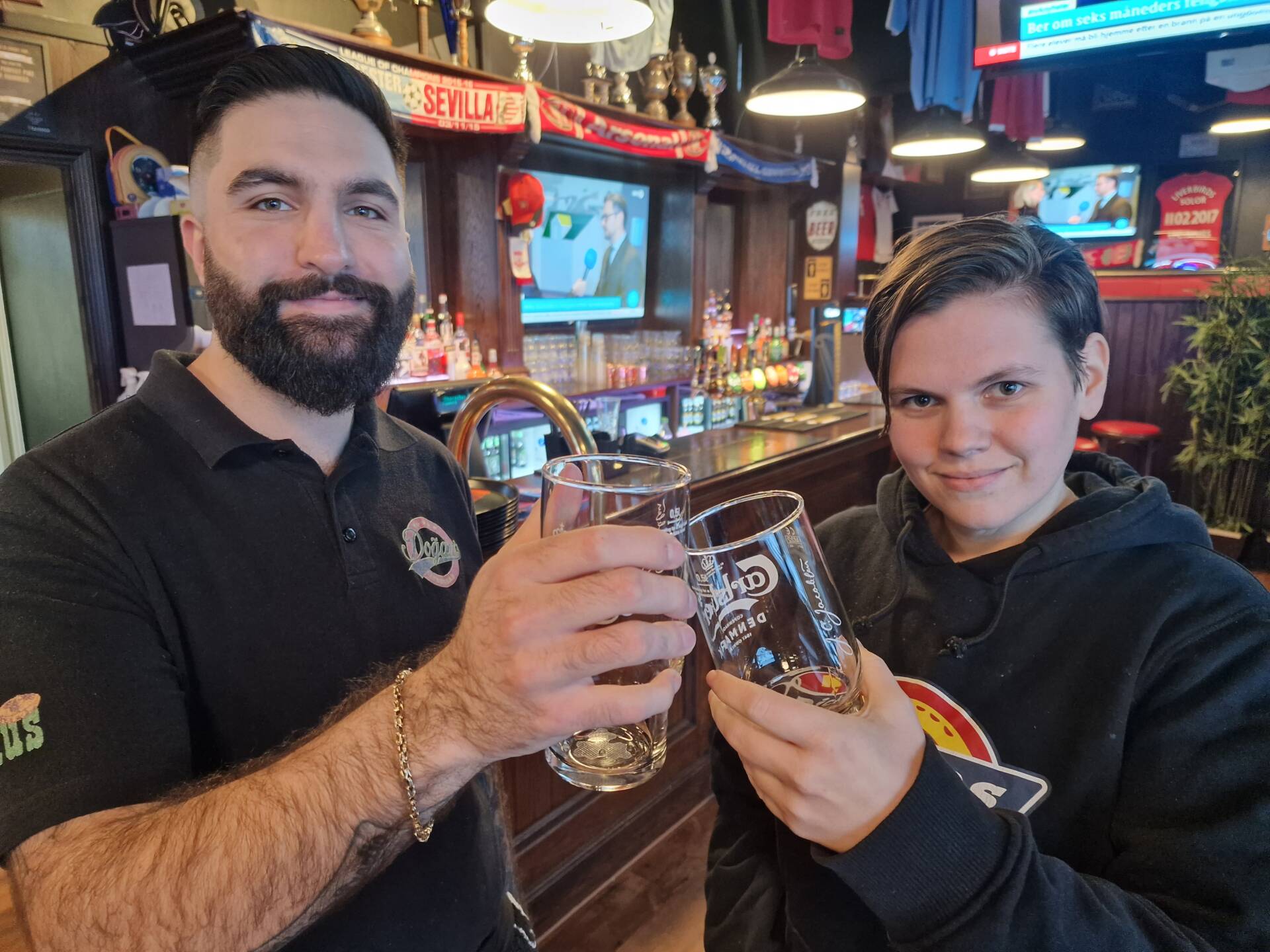 SKÅLER FOR EN GOD SAK: Doğan's Sportsbar og Med hjerte for Solør samarbeider om trubadurkveld, hvor inntektene går til å hjelpe folk før jul. Celal Dogan og Linn Lie Myhre håper mange vil ta en skål for en god sak.