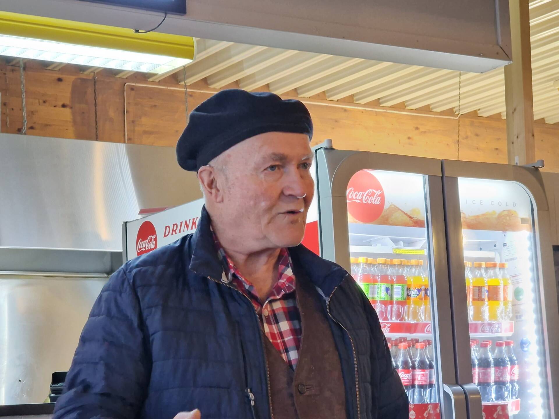 ØNSKET VELKOMMEN: Knut Larsson har i to år sørget for utstillinger hos Don Vito på Kjellmyra. Ikke visste han da desemberutstillingen ble åpnet, at den måtte plukkes ned igjen etter en snau time.