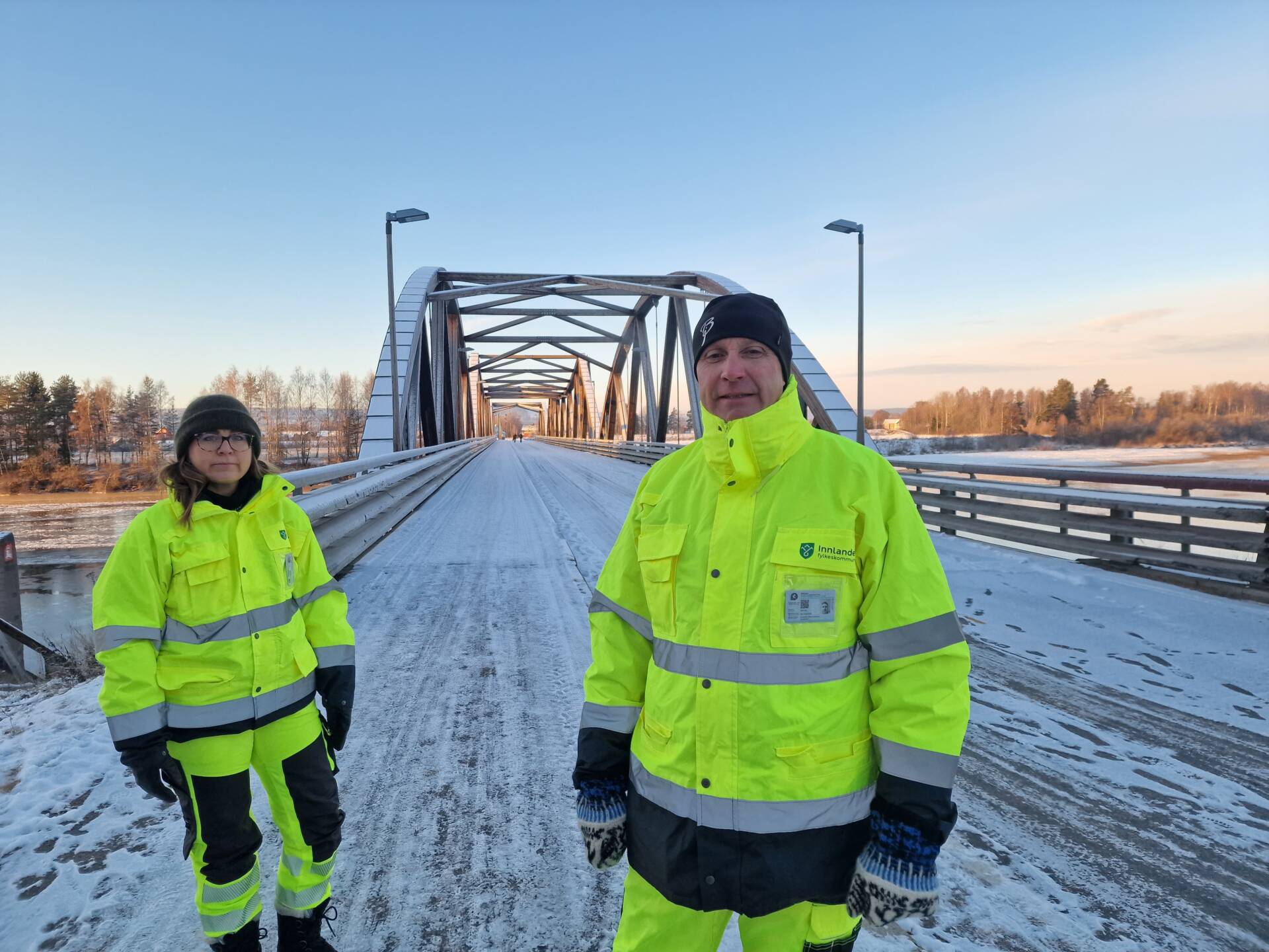 FORTSATT STENGT: Flisa bru over Glomma er fortsatt stengt, og vil trolig være det lenge. Enhetsleder Anne Ingeborg Lilleåsen Nerstad og seksjonssjef Arne Fredheim i Innlandet fylkeskommune vil ikke anslå noen åpningsdato.