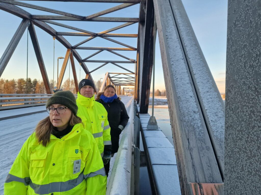 INGEN LØSNING I SIKTE: Slike bruer har aldri blitt reparert på denne måten før. I verste fall må den rives og ny bru bygges. Fra venstre Anne Ingeborg Lilleåsen Nerstad, Arne Fredheim og ordfører Kari Heggelund.