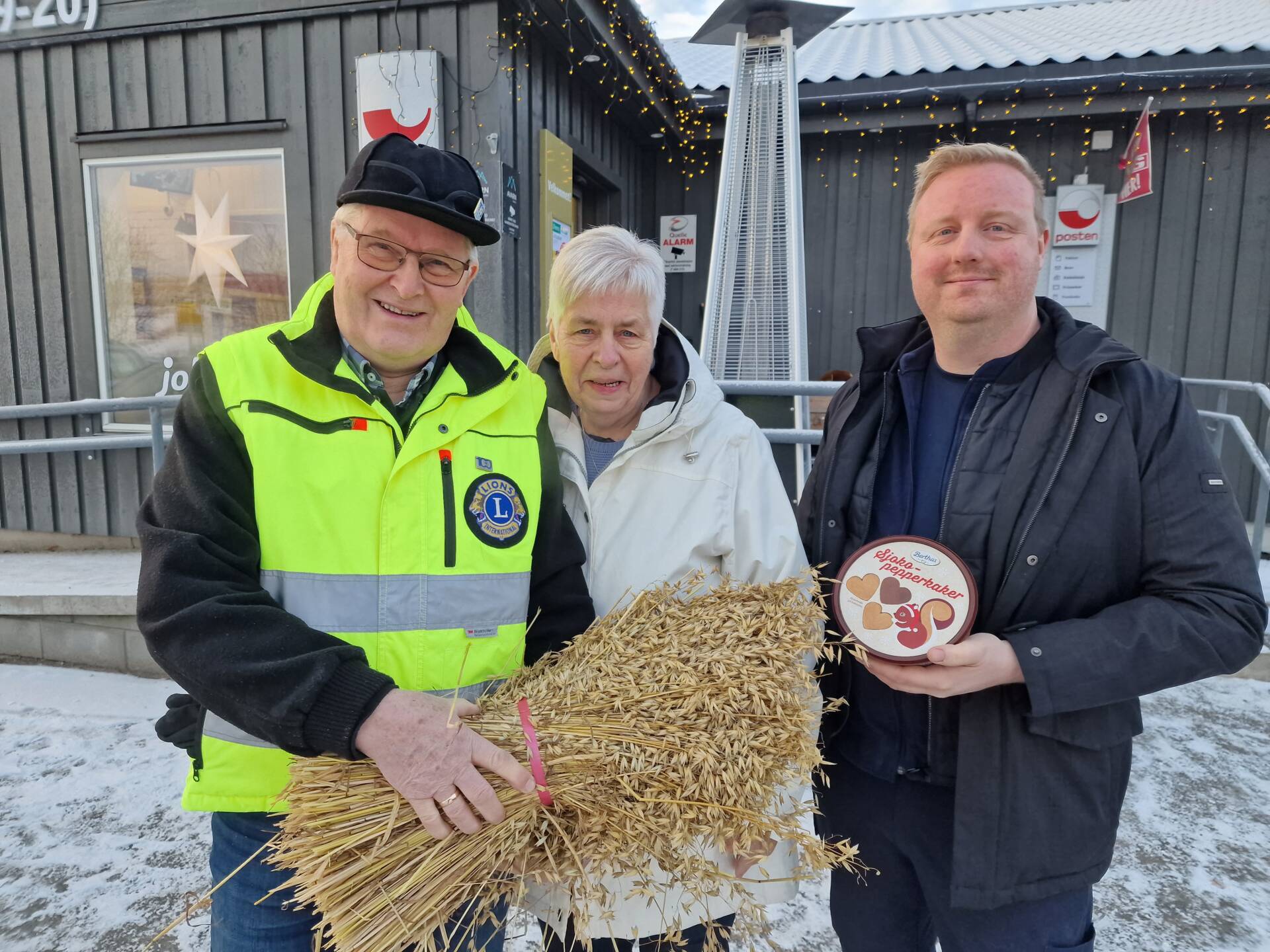 SAMARBEIDER: Steinar Sandnæs fra Lions Club Våler, Wivianne Heggbrenna fra Tøråsen grannelag og John Martin Skrødahl fra Joker Braskereidfoss inviterer til tidenes første førjulsdag på Braskereidfoss lørdag.