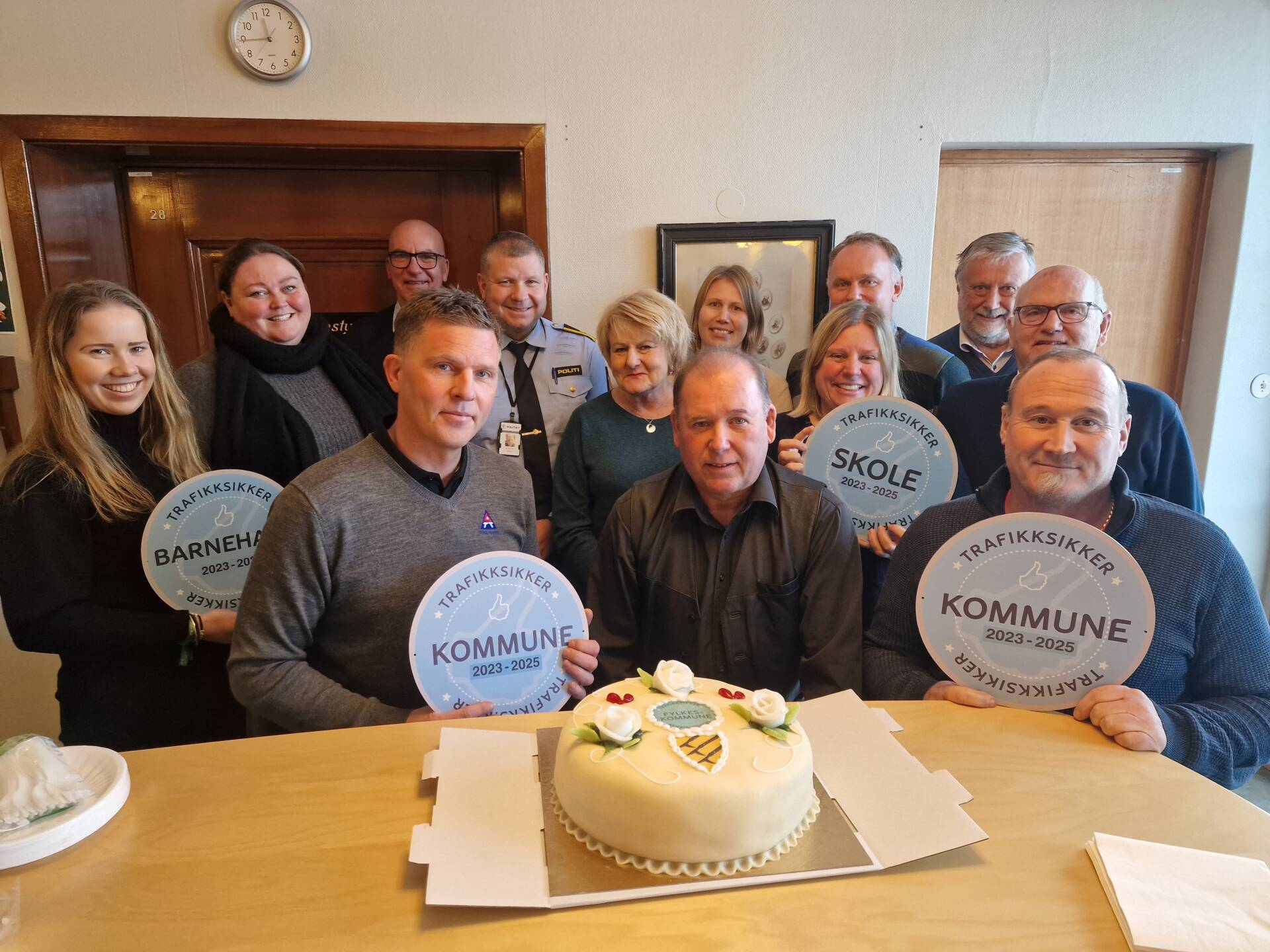 FEIRET GODKJENNING: Åsnes kommune er verifisert som trafikksikker kommune av Trygg Trafikk. Foran fra venstre David Tofthagen fra Trygg Trafikk, Per Erik Engen fra trafikksikkerhetsutvalget og SLT-koordinator Jan Bjerktun. Med på feiringen var også bak fra venstre Pernille Børslungen Haugen, Kari Heggelund, Harald Heieraas, Mathis Briskerud, Liv Else Grimstveit Dahl, Anne Flisnes, Siv Lie Huse, Otto Langmoen, Kjetil Dammen og Olav Nordermoen.