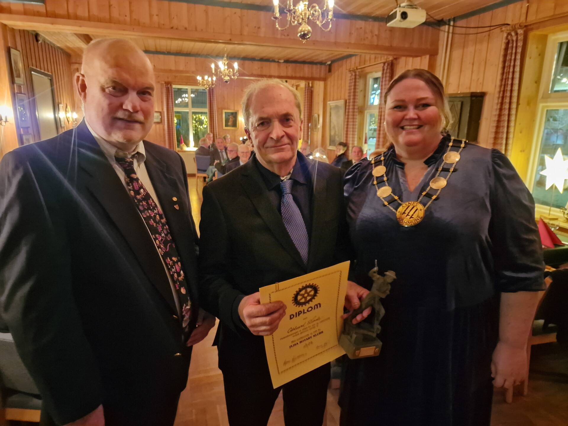 BLE HEDRET: Oddmund Lunde fikk Hverdagshelten-utmerkelsen av Flisa Rotary. Her med forslagsstiller Bjørn Vidar Sletten og ordfører Kari Heggelund.