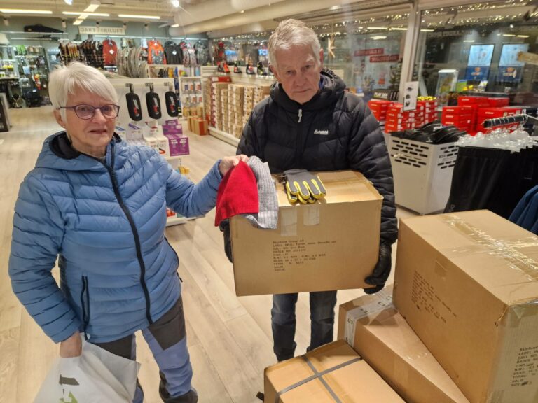 STOR GAVE: Rundt 100 sett med superundertøy, votter og luer ble hentet mandag. Her ser vi Anne Lise Kalfoss fra Åsnes Sanitetsforening og Henrik Nøtvik Jakobsen fra Åsnes Lions Club.