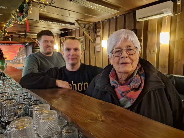 PENSJONERER SEG IGJEN: Anne Sofie Hynne har vært pensjonist som lærer i 7 år. Etter 7 år som quizmaster pensjonerer hun seg også der. Henning Myrer (til venstre) skal overta noe av jobben. Det er Joachim Haug glad for.
