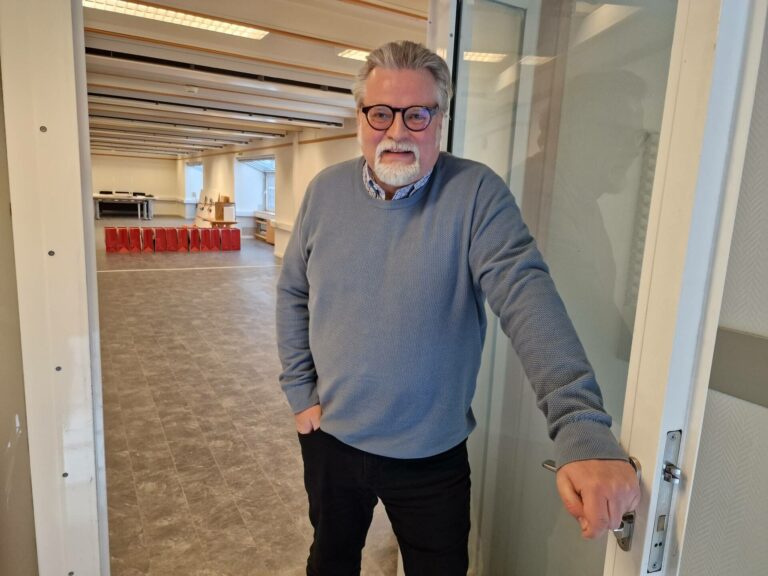 VEKSTPLANER: Stiftelsen Sentralregisteret vokser i rekordfart. Daglig leder, Roar Sømoen, søker nå etter ytterligere fem medarbeidere, og skal snart innrede 3. etasjen hos SpareBank 1 Østlandet på Flisa.