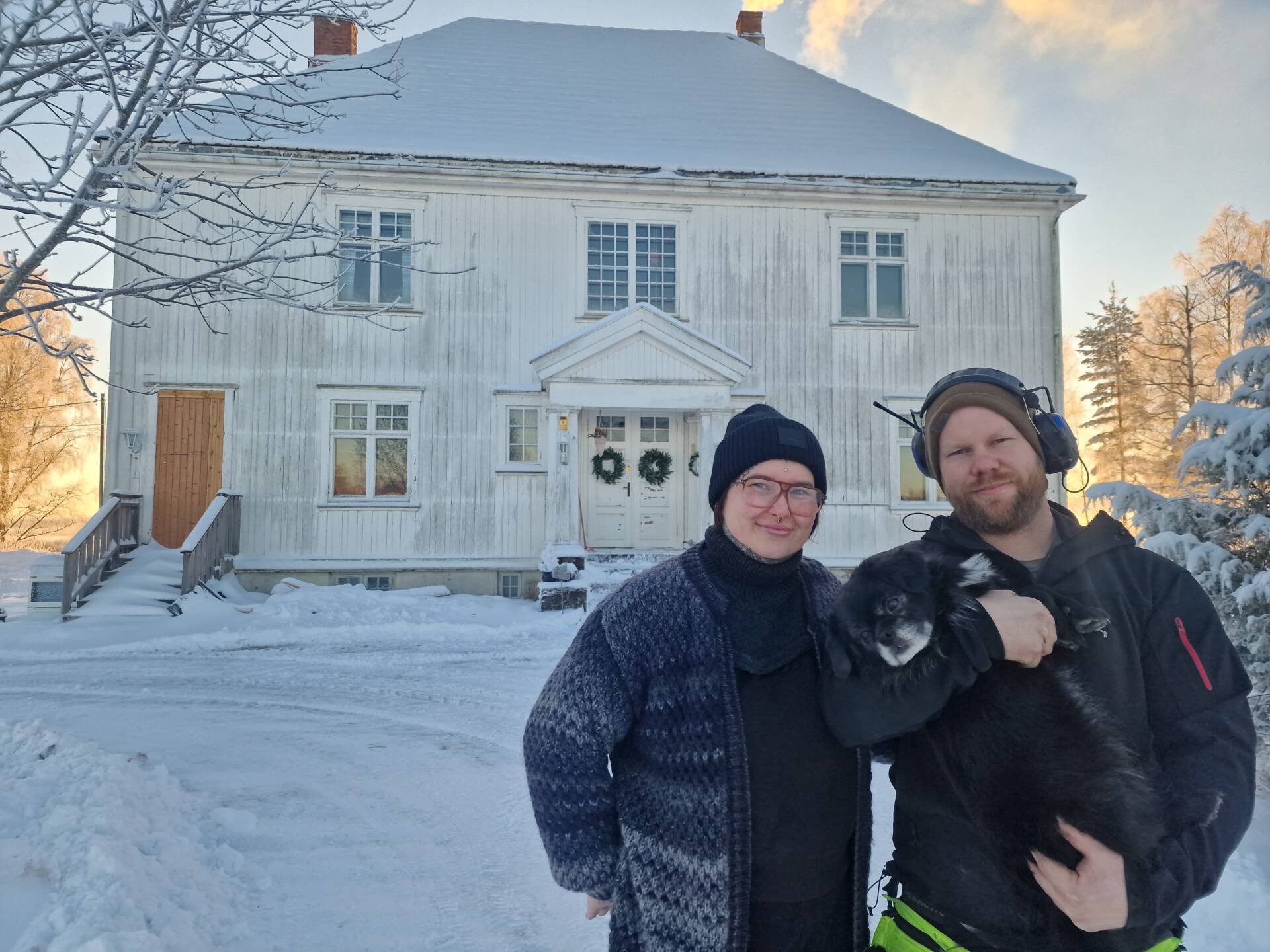STOR JOBB: Connie Lindberg og Gøran Tråstadkjølen er i gang med rehabiliteringen av den gamle telefonsentralen på Arneberg. Taket skal byttes, og all kledning likeså. I vinter jobber de med oppussing inne. Tassen ser også ut til og trives både ute og inne.