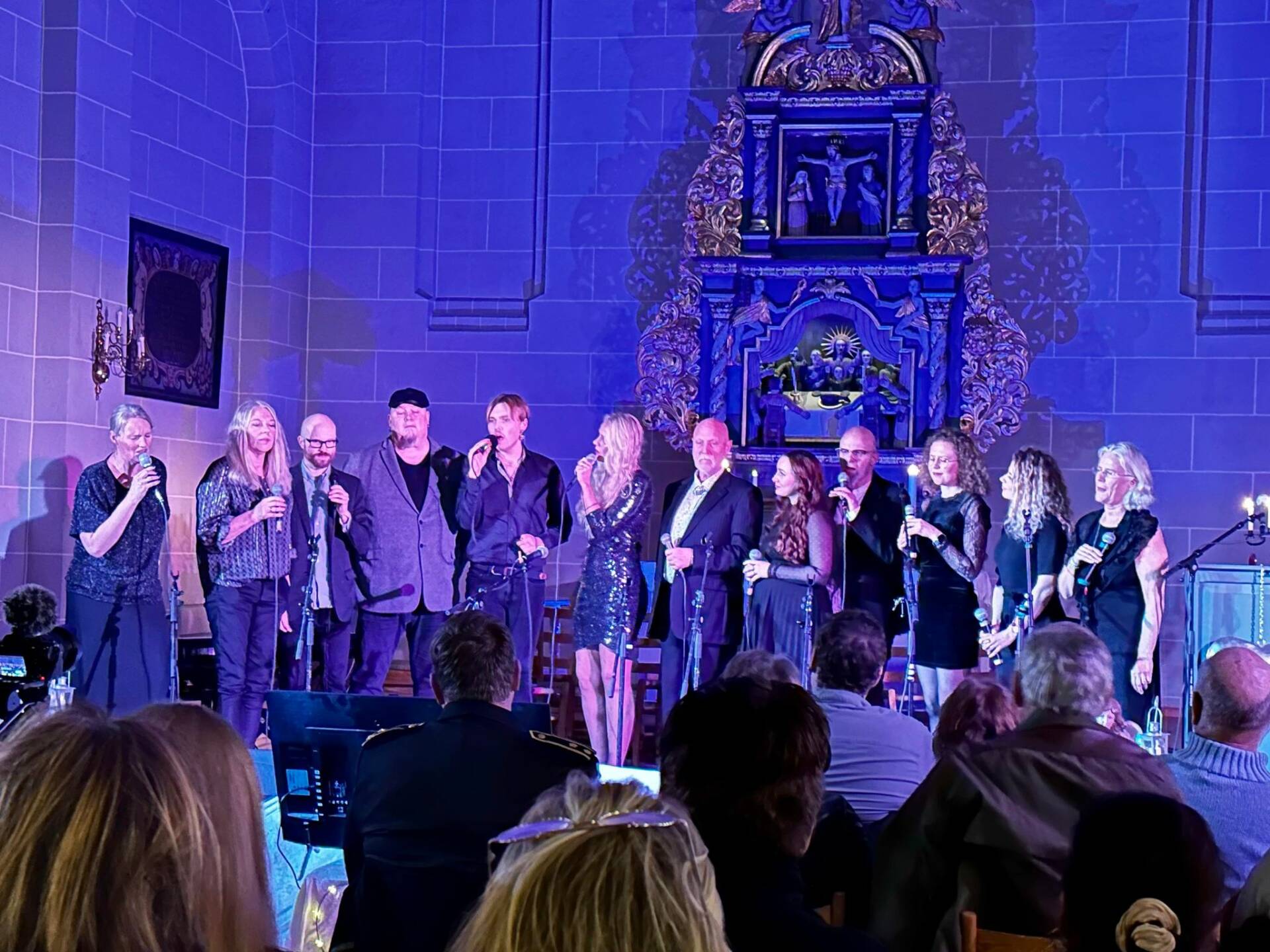 MANGE MEDVIRKENDE: Folk fikk med seg en stemningsfull og fin lokal julekonsert i Hof kirke søndag. På scenen var det mange som medvirket. Alle foto: Mali Justad.