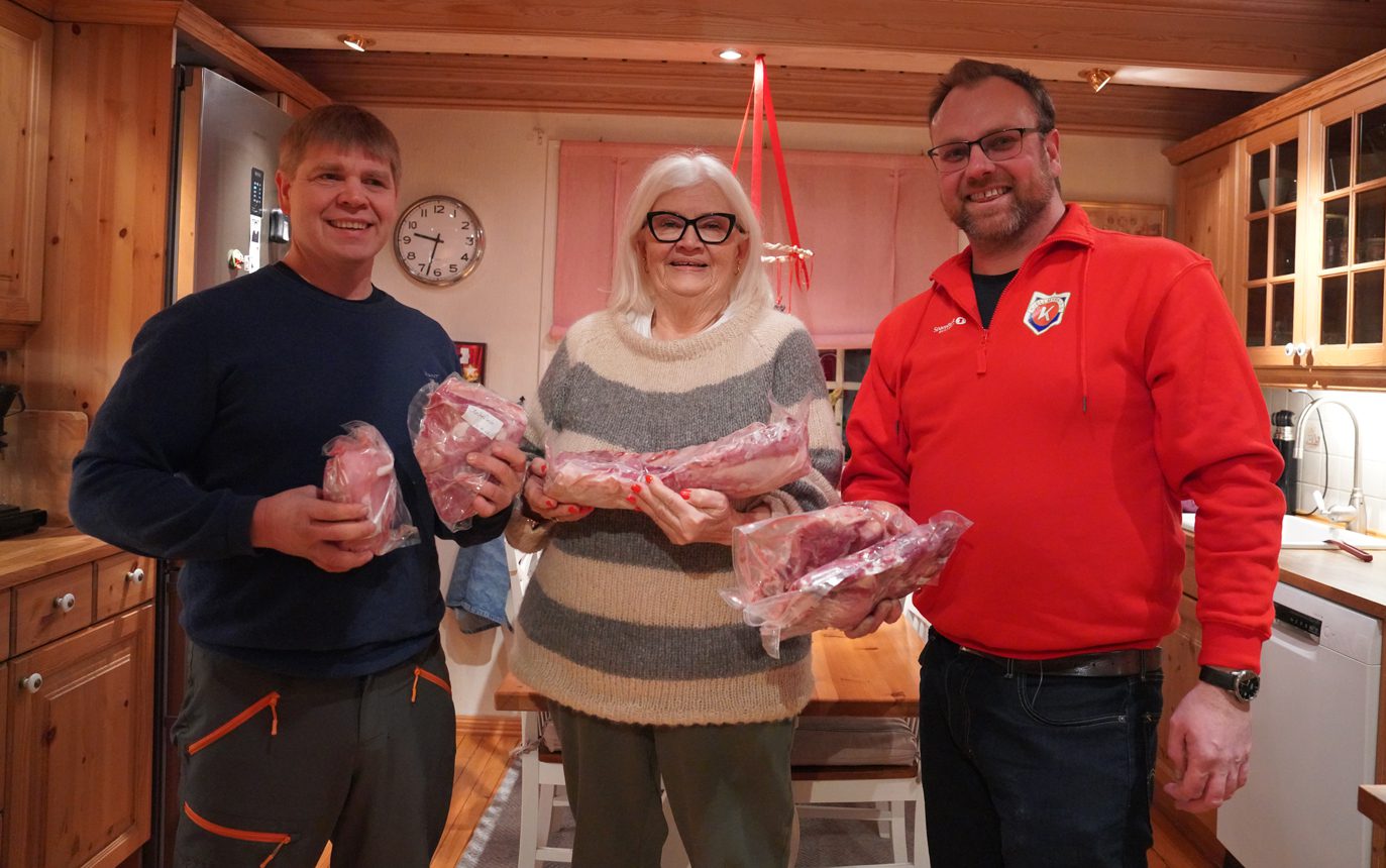 VANT GRISEN: Mette Hynne fra Kjellmyra vant hovedpremien i julelotteriet til Kjellmyra Idrettslag. Einar Toverud (til venstre) og Jon Olav Mo takker alle som har støttet. Foto: Svein Cato Framås.