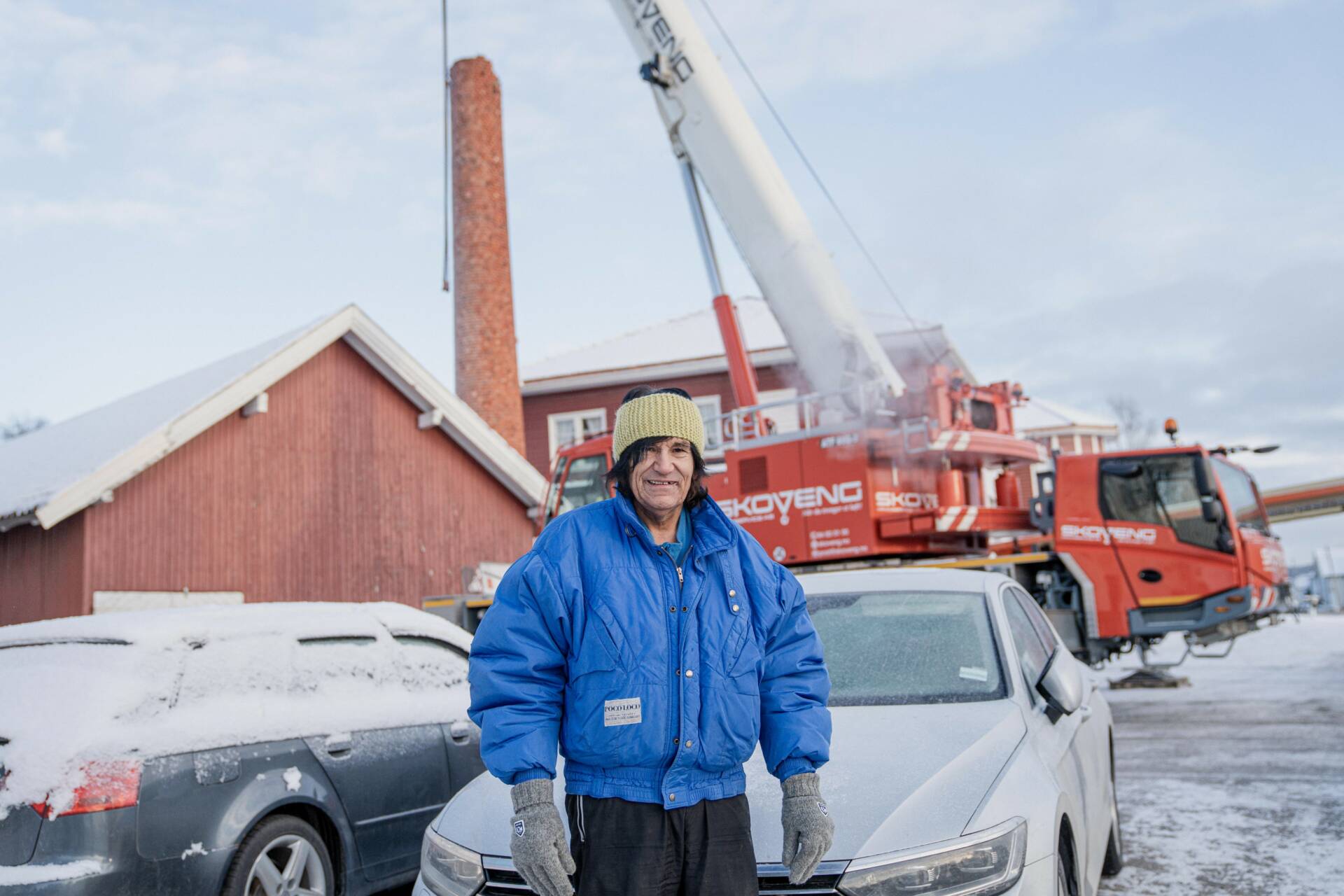 SIKRER PIPA: Mandag ble den gamle meieripipa i Hof bygd ned et par meter, og sikret. Arnfinn Ariel Jørgensrud er ikke interessert i å rive hele pipa. Foto: Mats Sparby.
