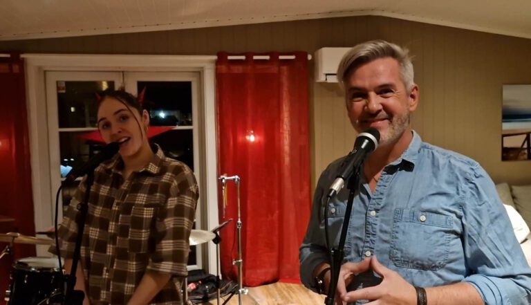 HOLDER JULEKONSERT: Mari Bølla og Tommy Michaelsen er klare for tre runder med julekonserten «Vår jul». Foto: Thor Arnstein Berg.