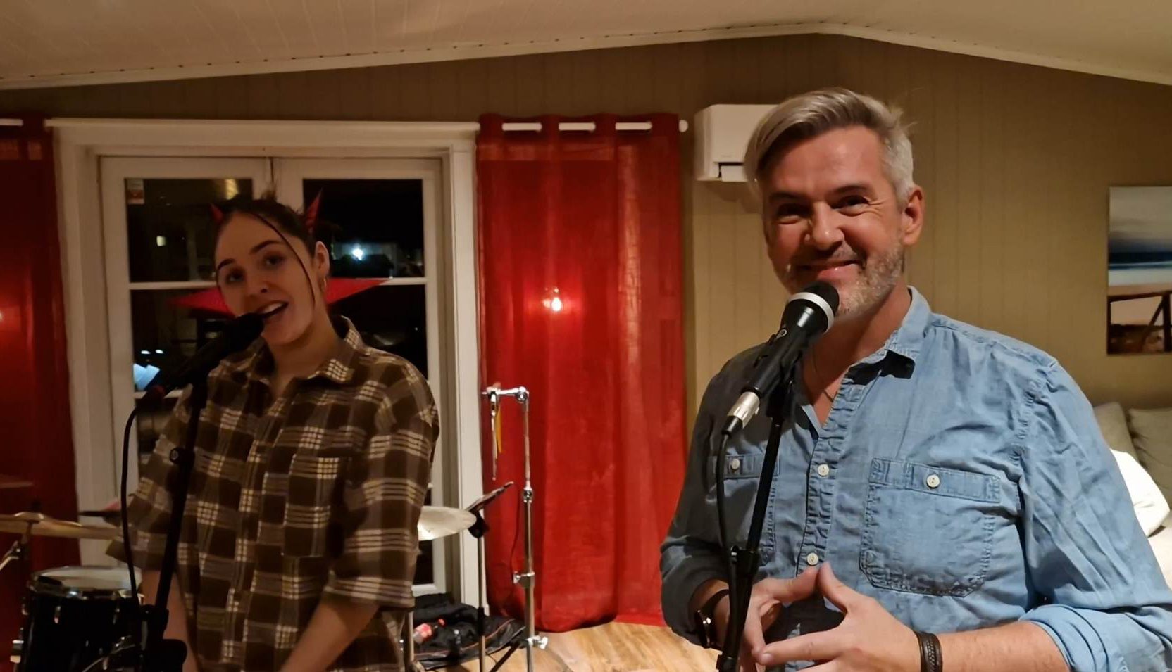 HOLDER JULEKONSERT: Mari Bølla og Tommy Michaelsen er klare for tre runder med julekonserten «Vår jul». Foto: Thor Arnstein Berg.