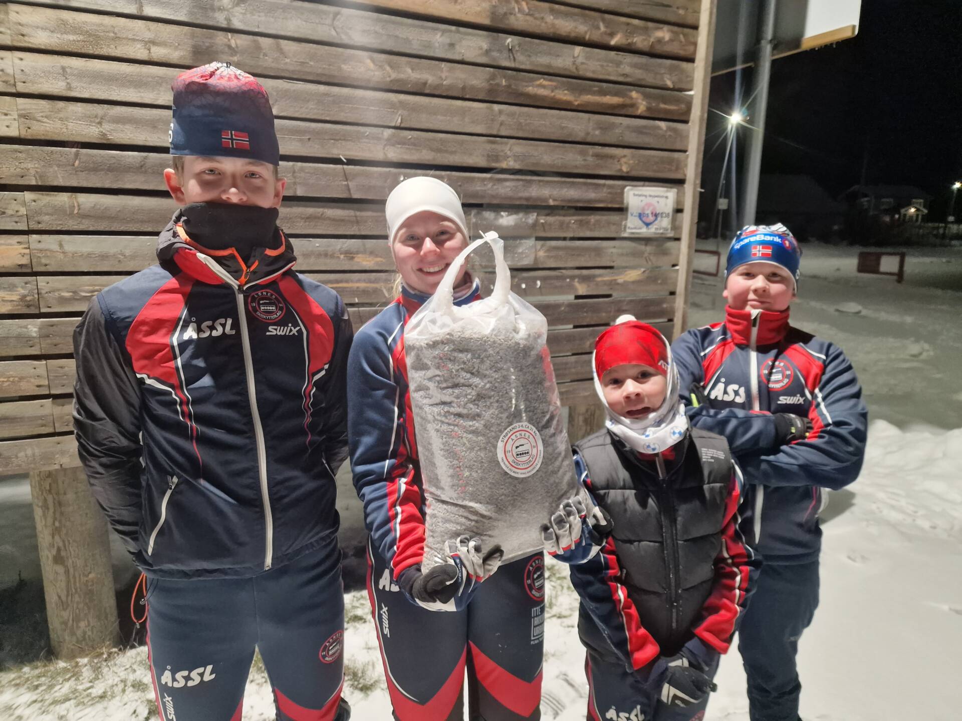 POPULÆRT PRODUKT: Åsnes Skiskytterlag gjør det bra med sin strøgrus. Fra venstre Adrian Kordal Haugen, Line Lien, Michael Miketa og Daniel Miketa.