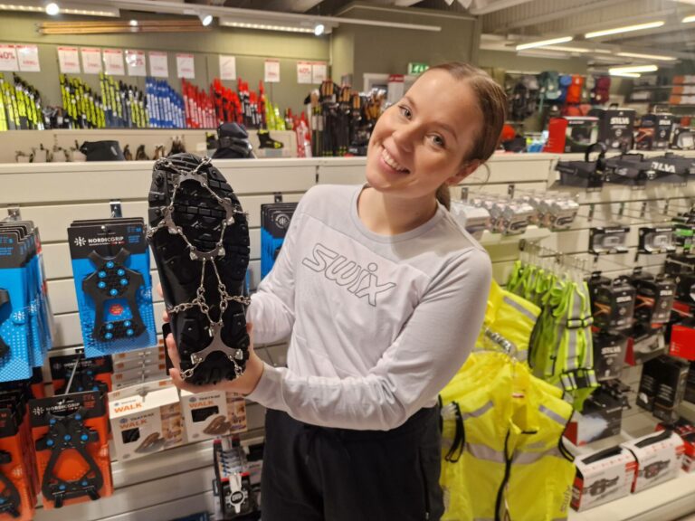 POPULÆRT PRODUKT: Mange vil sikre seg på blåisen nå. Julie Enger hos Innlandet Sport forteller at mange vil sko seg med brodder for og ferdes trygt på isen.