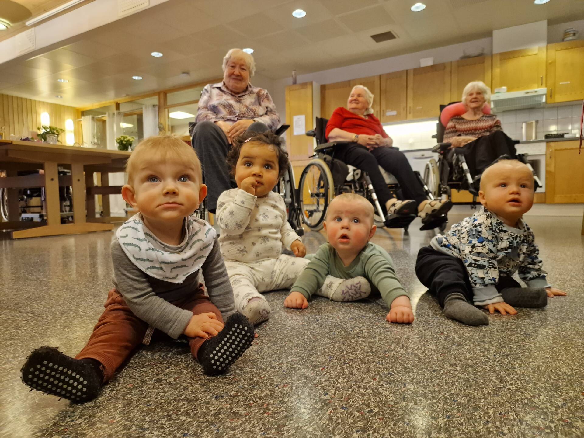 PÅ BESØK: Walter Gjerdrum (fra venstre), Amanda Bredvold Stenvadet, Troy Kravdal og Amund Johansen besøkte Åsnes sykehjem. Bak fra venstre ser vi Aud Østvang, Gunhild Gundersen og Elvine Stømner.