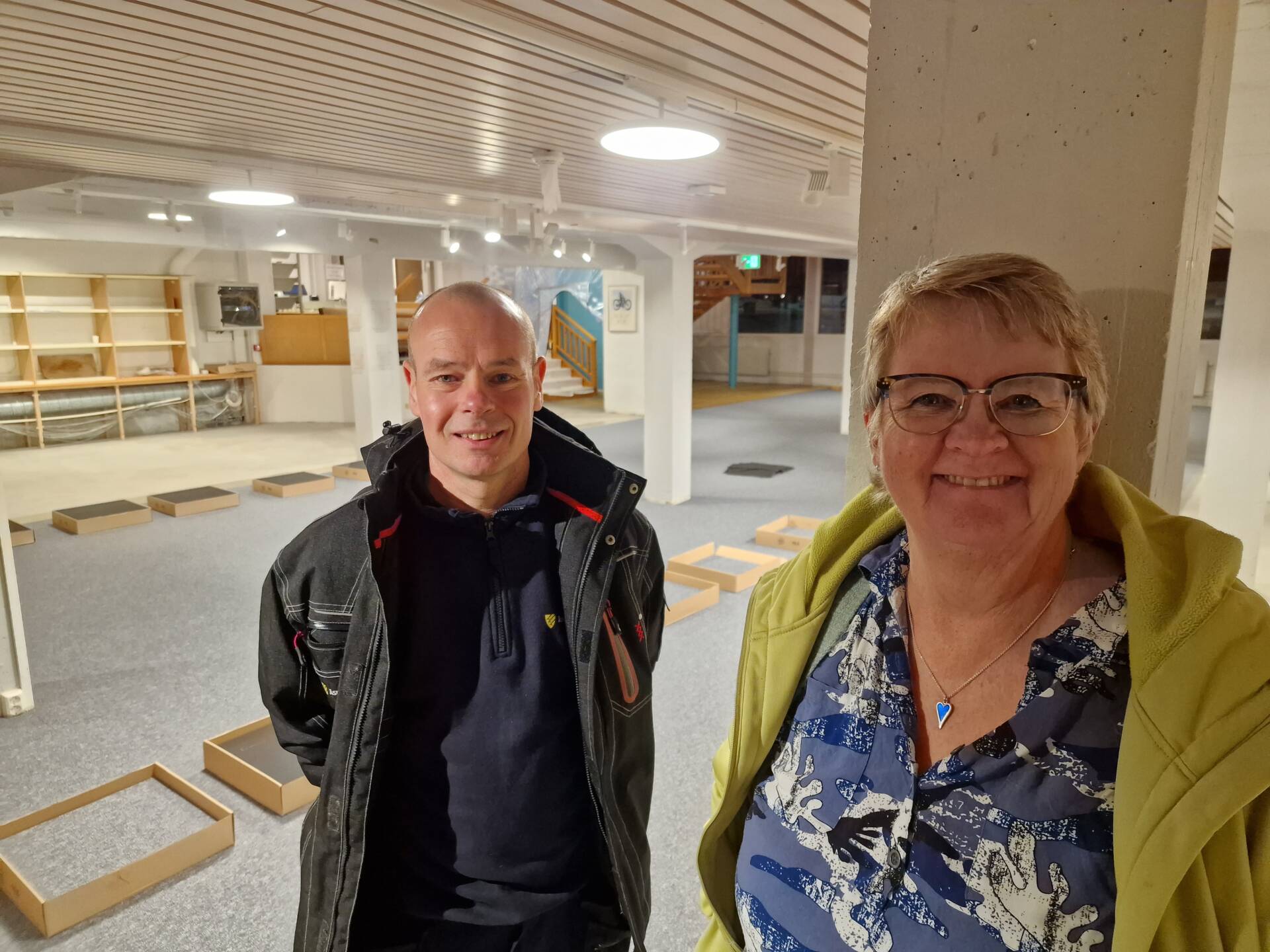 BYGGES OPP IGJEN: Åsnes Folkebibliotek bygges nå opp igjen etter kloakklekkasjen i fjor. Marit Rudshagen og Per Åge Skolegården håper på åpning i mars.