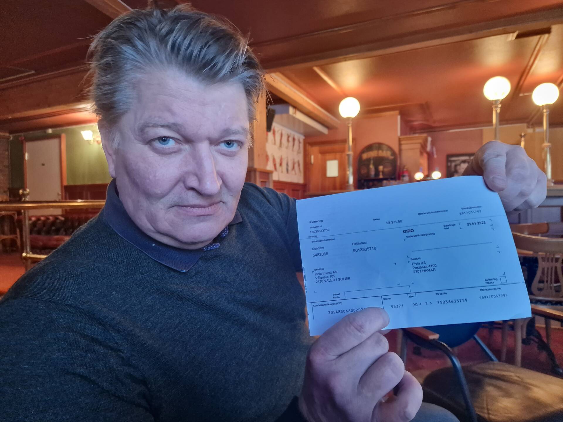 REKORDREGNING: Aldri før har Heia Hotell i Våler mottatt større strømregning enn i desember. Svein Terje Kynbråten fortviler, særlig fordi han virkelig prøver å spare strøm.