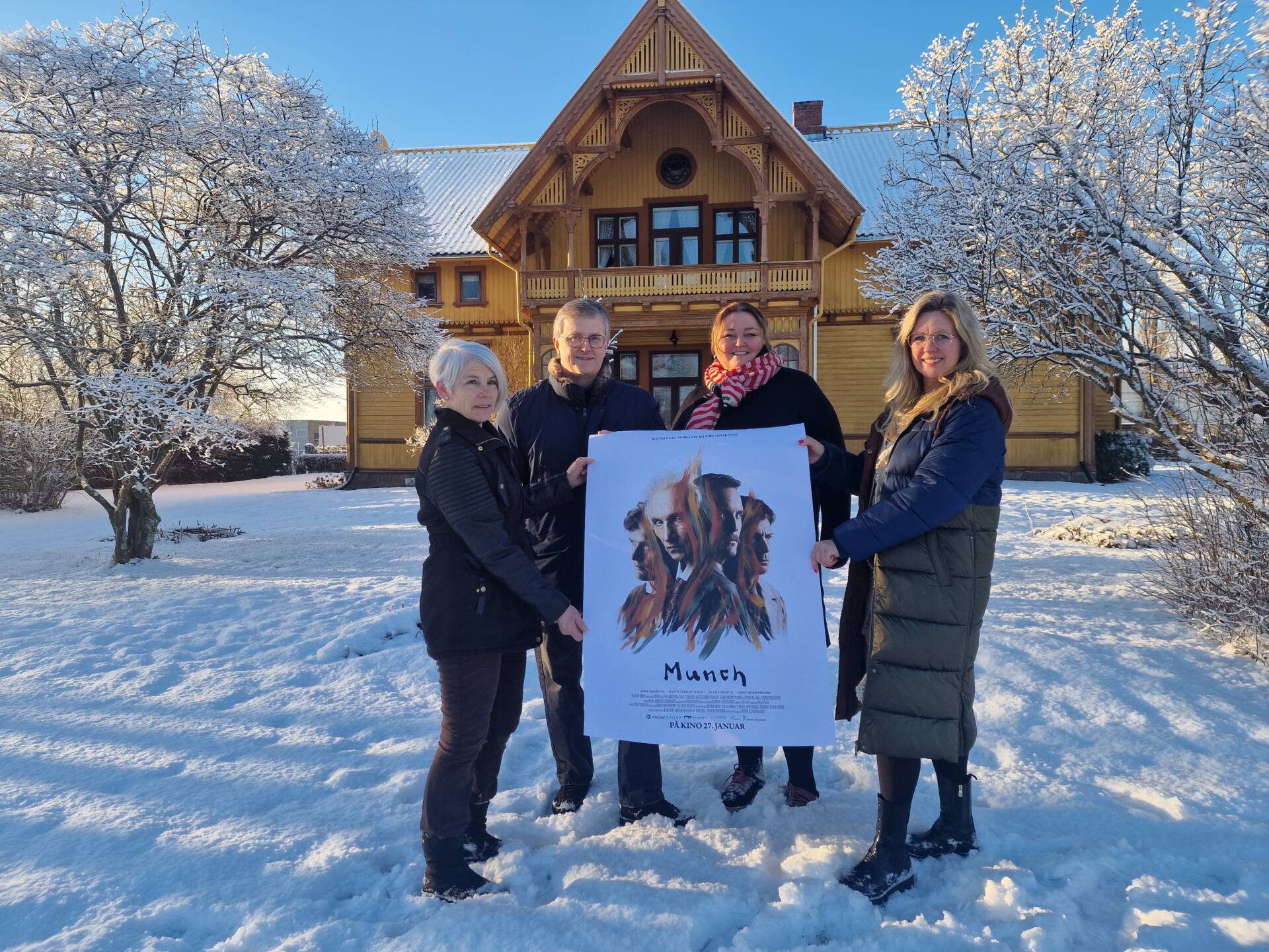 KLART FOR PREMIERE: «Munch» vises første gang i Norge på Flisa, og det skjer torsdag 26. januar. Eva Molberg (fra venstre), kinosjef Odd Skramstad, ordfører Kari Heggelund og frivillighetskoordinator Hedda Langmoen er spent på å se Negarden 1897 i filmen.