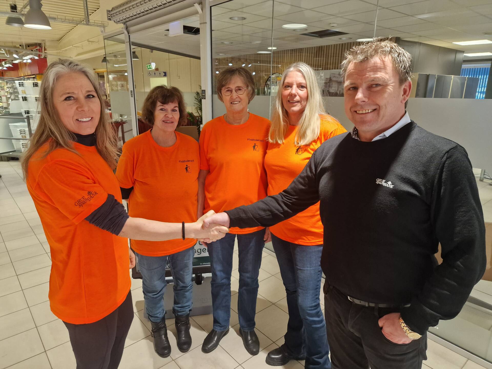 TAKKNEMLIG: Anette Mobakk i Hold Solør Rent er svært takknemlig for samarbeidet Grue Sparebank tar initativ til. Her ved markedssjef Erik Brinch Lund. Fra styret ser vi vi ellers fra venstre Unni Langmoen, Kari Bjerktun og Lilli-Ann Mobakk. Siste styremedlem som ikke var med på bildet er Tone Skulstad.