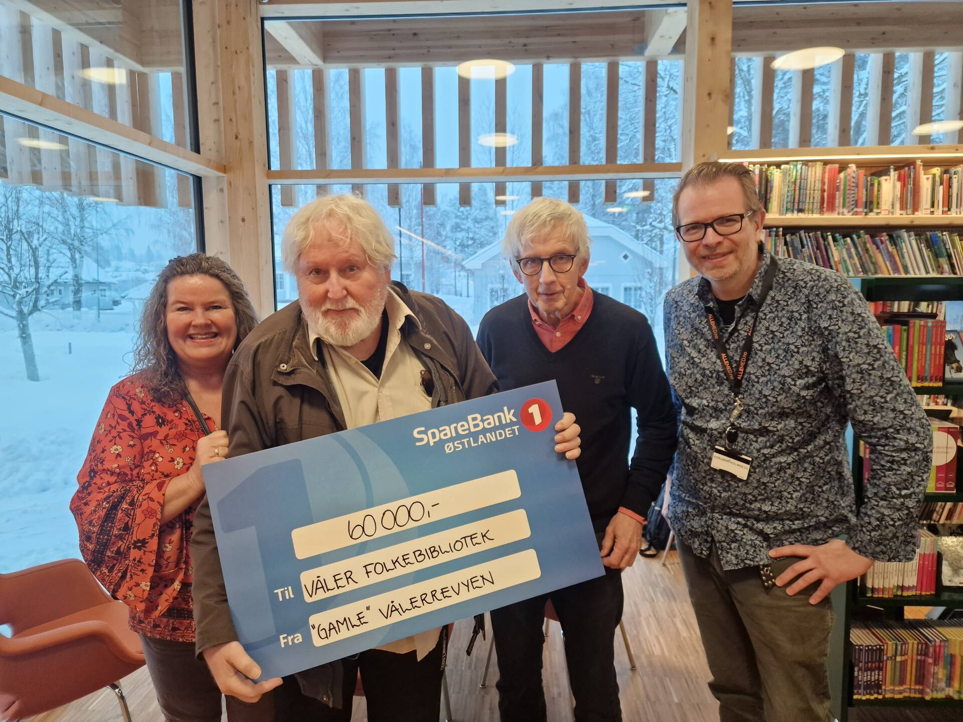 STOR GAVE: Biblioteksjef Eva Øiseth Wenstad er svært takknemlig for gaven. Videre fra venstre ser vi Rolf Arne Lie Holter, Ola Cato Lie og Asbjørn Holmseth.