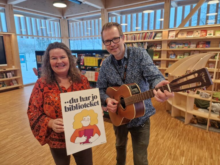 NYTT TILBUD: Snart starter Våler folkebibliotek opp med babysang. Biblioteksjef Eva Øiseth Wenstad og barne- og ungdomsbibliotekar Asbjørn Holmseth gleder seg til at de minste inntar biblioteket.