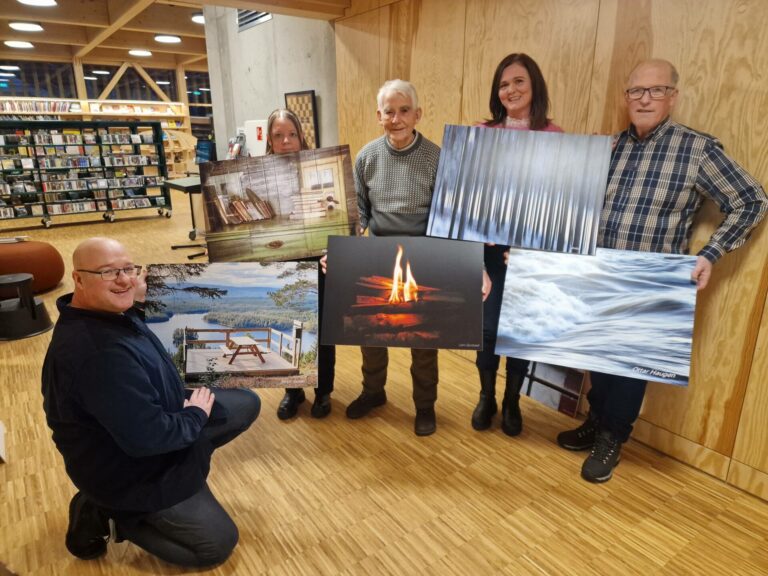 STILLER UT: Okke Bloem (til venstre) har hatt en ny gjeng på fotokurs, og nå blir det utstilling. Okke holder i bildet til Bjørg E. Gaarder. Videre fra venstre ser vi Margrethe Drolsum, Leiv Guntveit, Ann Kathrin Sandlie og Ottar Haugen.