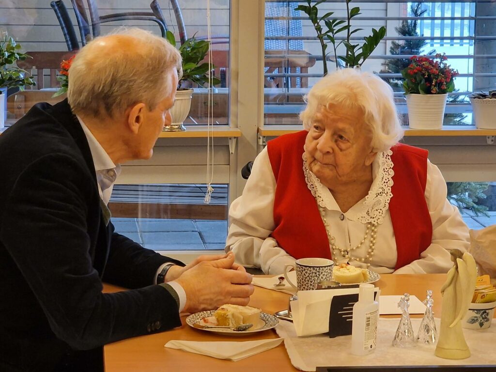 PRATEN GIKK LETT: Solveig Syversen (104) fortalte villig fra livet sitt til statsminister Jonas Gahr Støre.