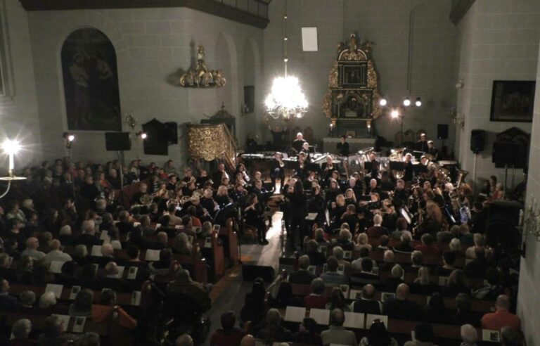 KLARE IGJEN: Åsnes barne- og ungdomskorps og Åsnes Hornmusikk spiller søndag 15. januar nyttårskonsert i Hof kirke. Her fra en tidligere utgave. Foto: Svein Cato Framås.