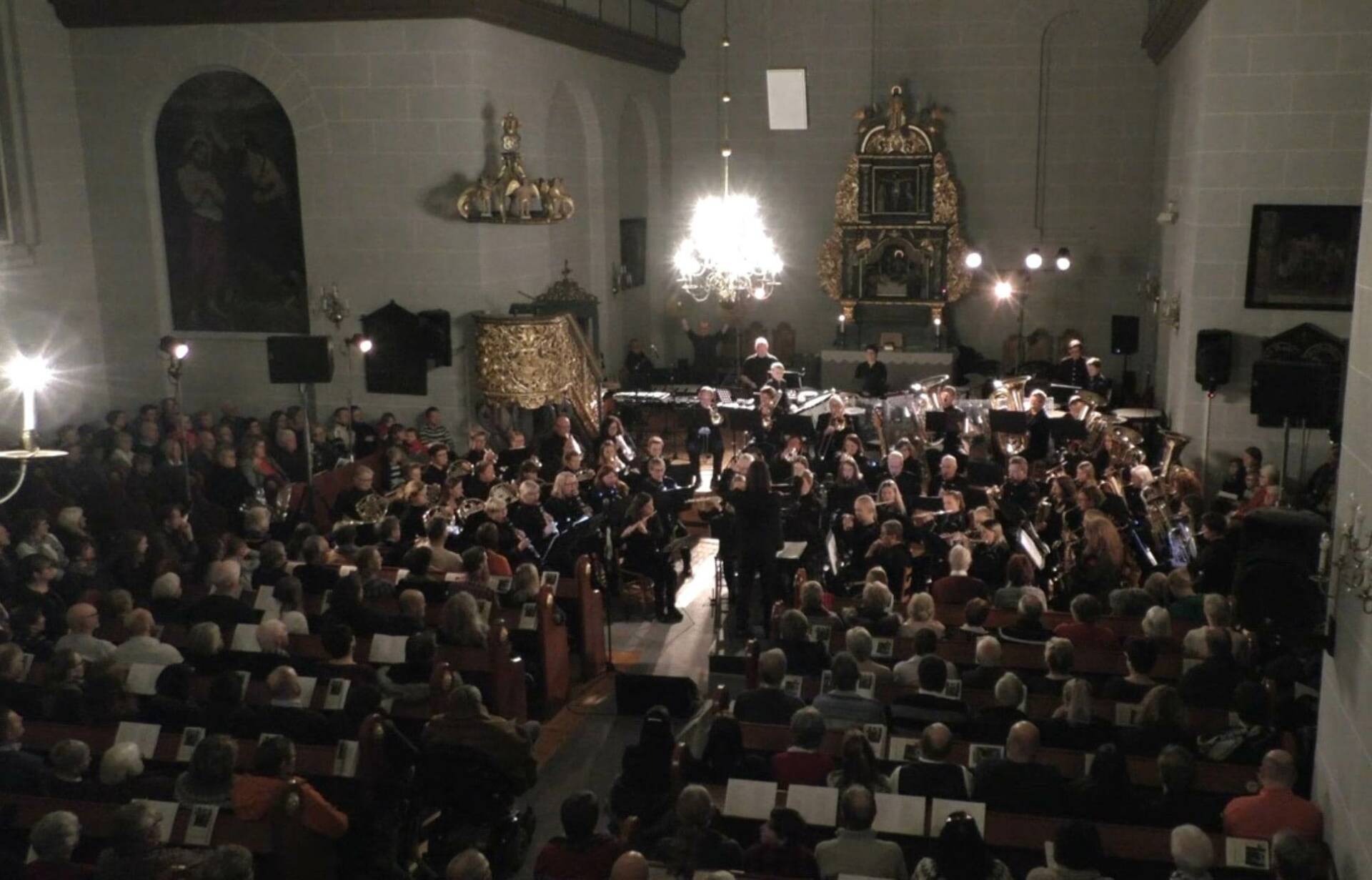 KLARE IGJEN: Åsnes barne- og ungdomskorps og Åsnes Hornmusikk spiller søndag 15. januar nyttårskonsert i Hof kirke. Her fra en tidligere utgave. Foto: Svein Cato Framås.