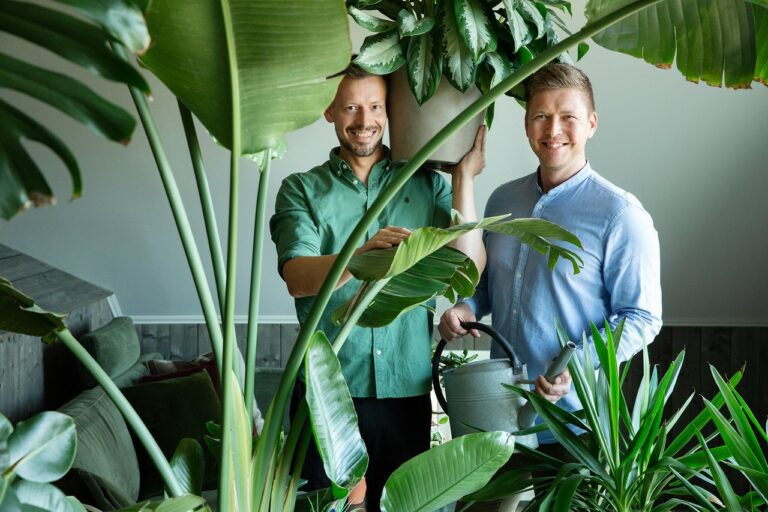 TIPS OG TRIKS: Anders Røyneberg og Erik Schjerven kommer til Grue folkebibliotek med sitt plantebonanza tirsdag 7. februar. Det er helt gratis å delta.